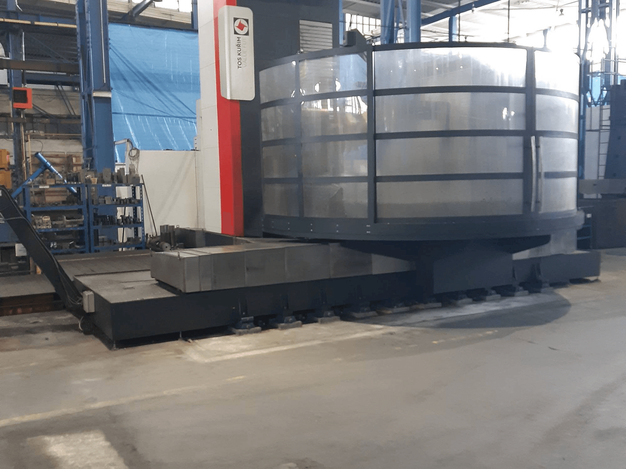 Čelní pohled na TOS Kurim FUT 150 stroj