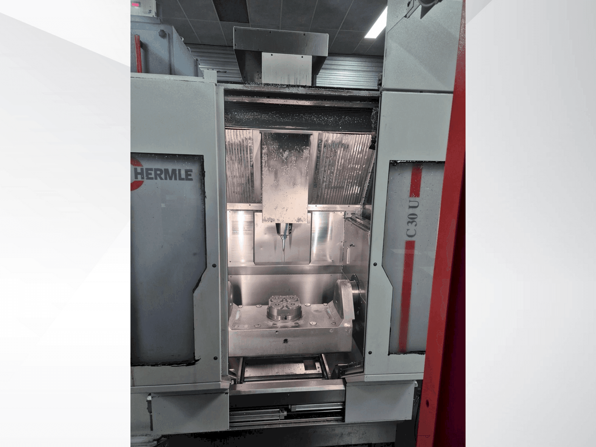 Čelní pohled na HERMLE C30U + RS Automation stroj