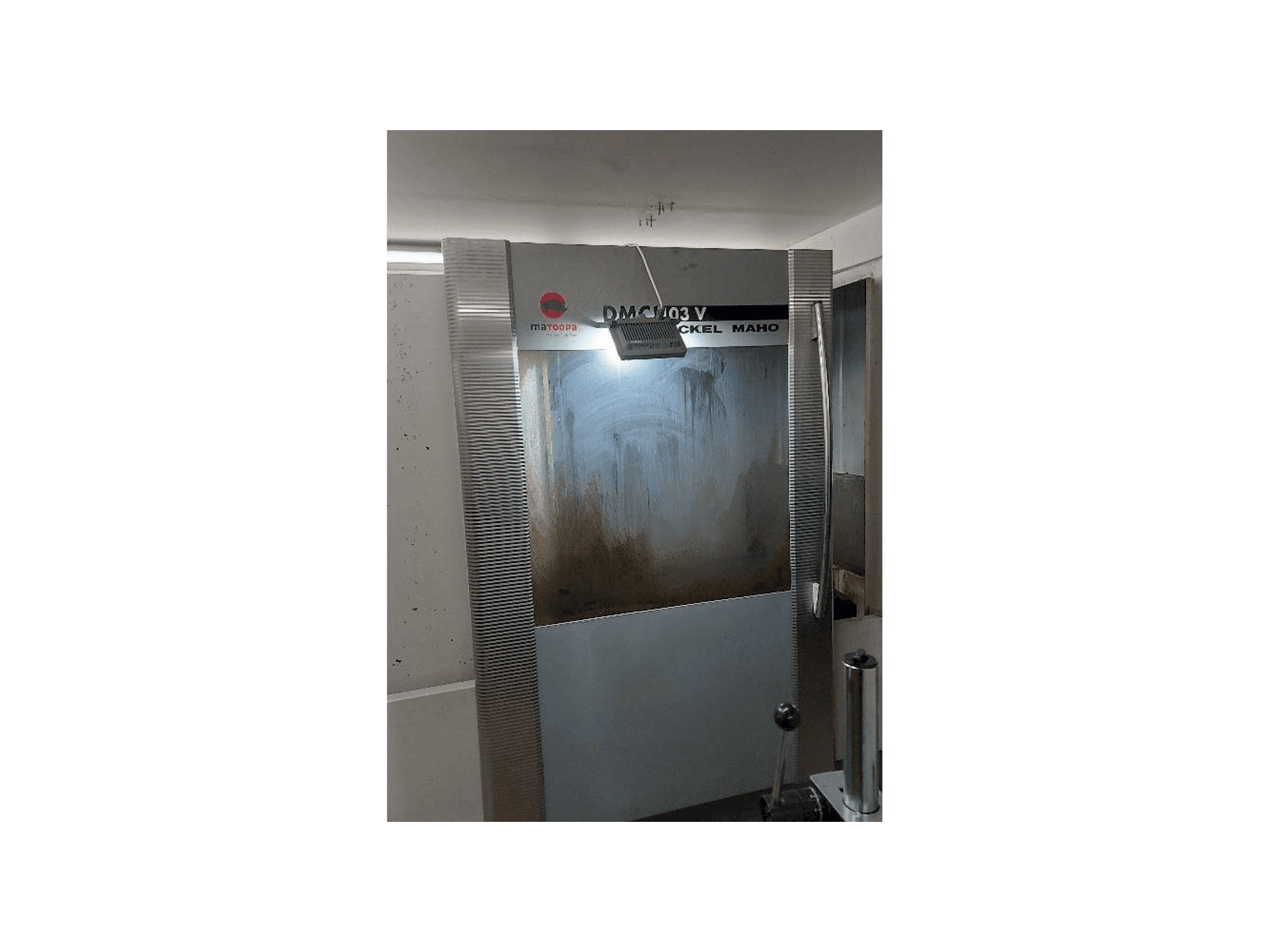Čelní pohled na DMG DMC 103 V stroj