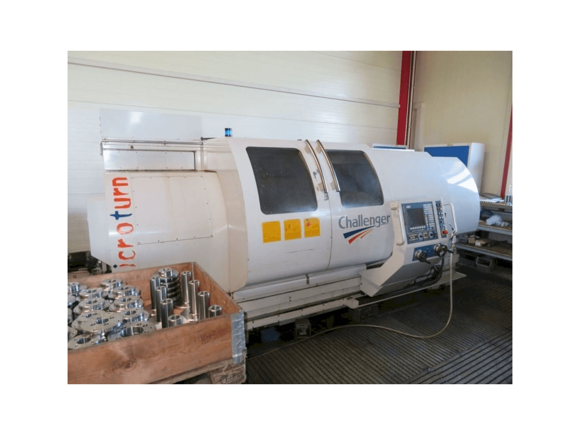 Čelní pohled na Challenger Microturn BNC 2680 stroj