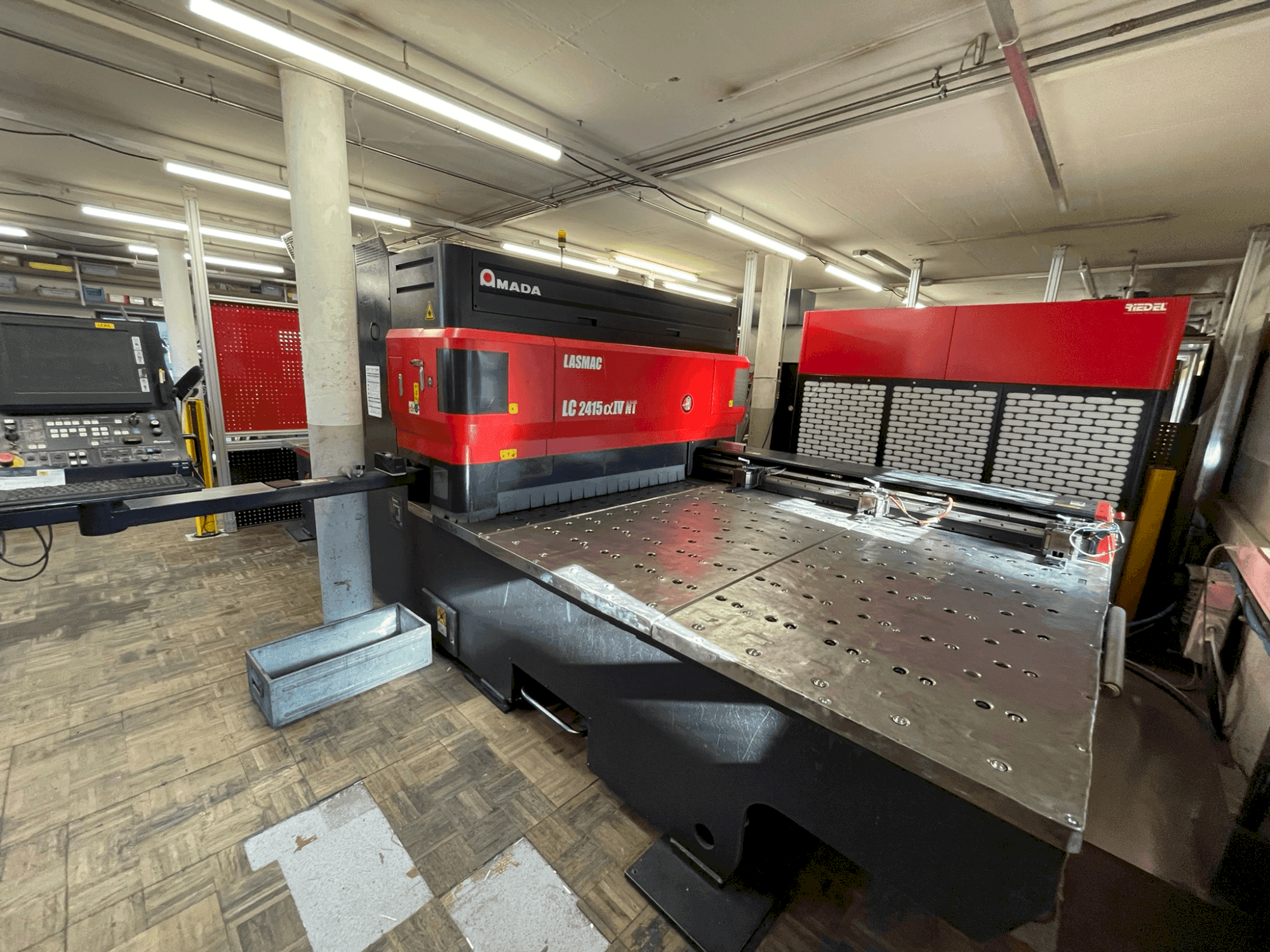 Čelní pohled na AMADA LC 2415 α-IV NT stroj