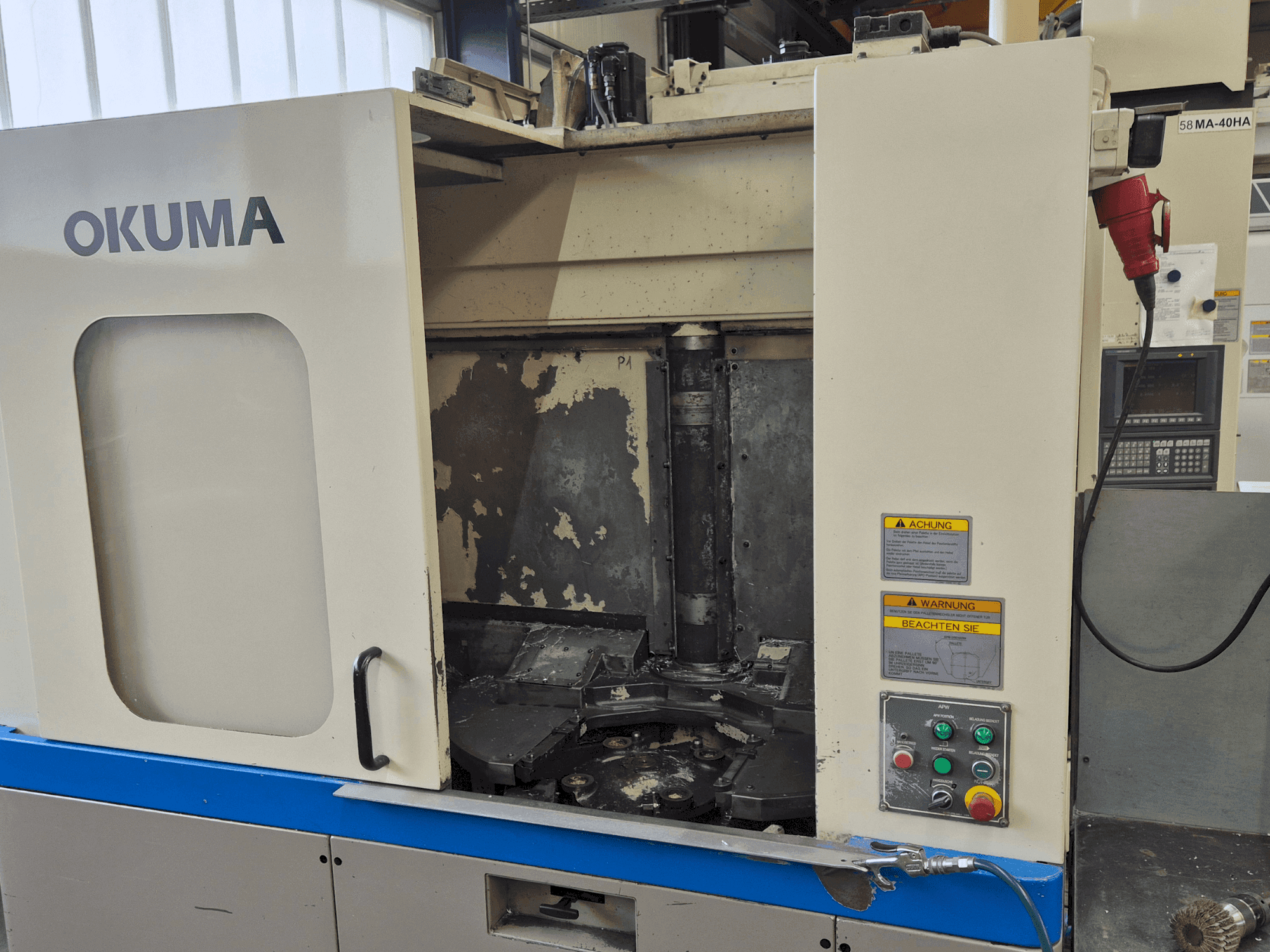 Čelní pohled na Okuma MA-40HA stroj