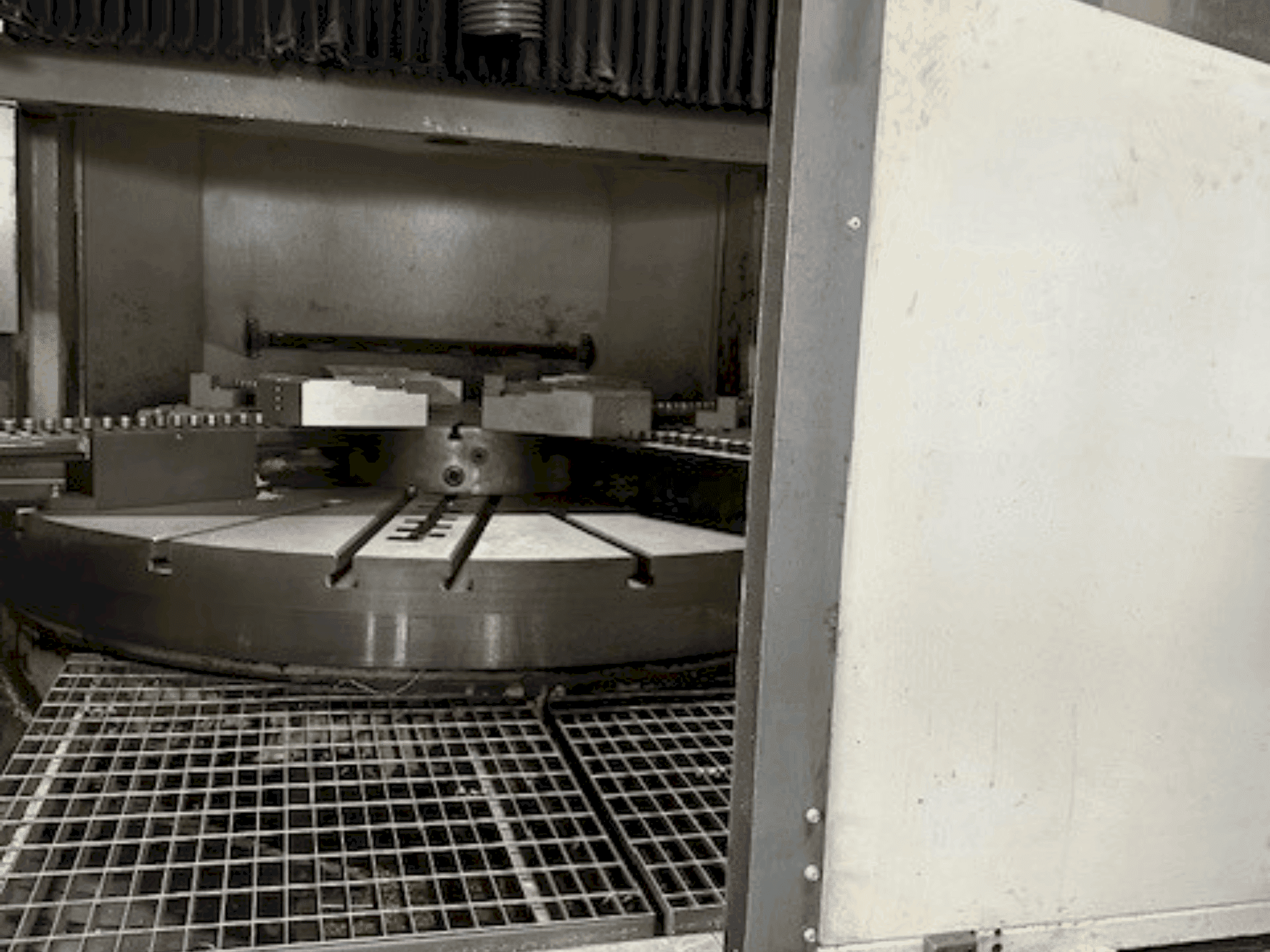 Čelní pohled na GORBREX TKV 525 CNC stroj