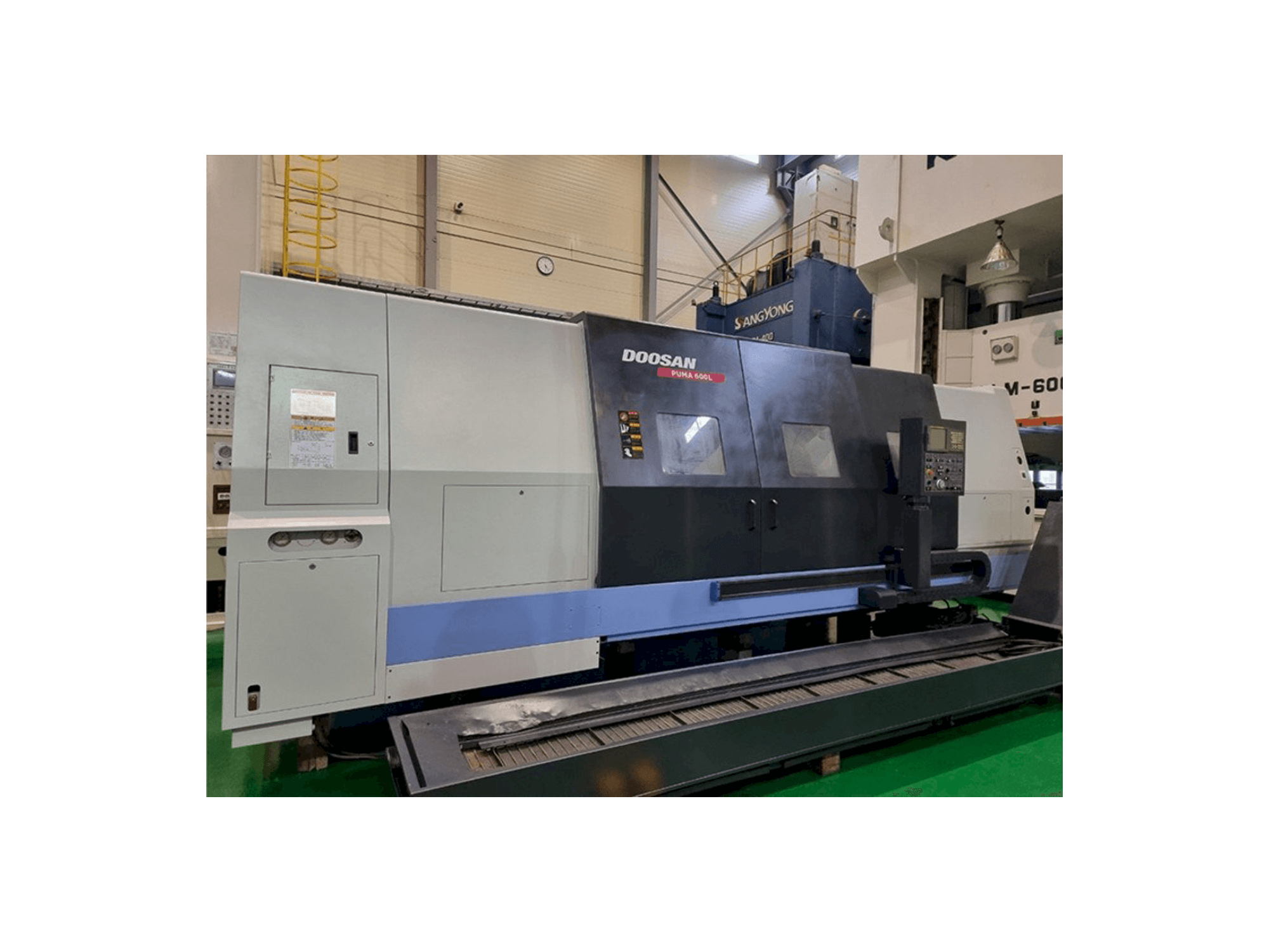 Čelní pohled na Doosan Puma 600L stroj