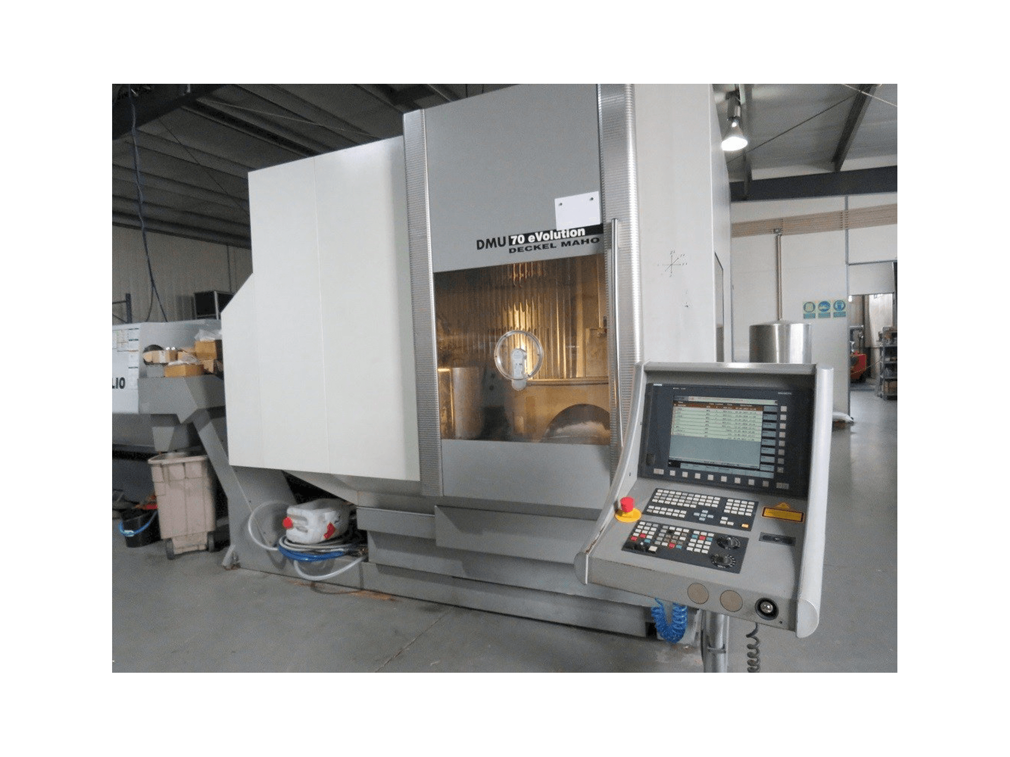 Čelní pohled na DECKEL MAHO DMU 70 eVolution stroj