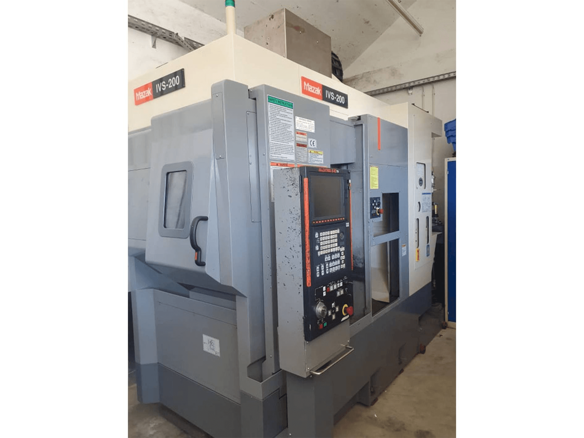 Čelní pohled na Mazak IVS200 stroj