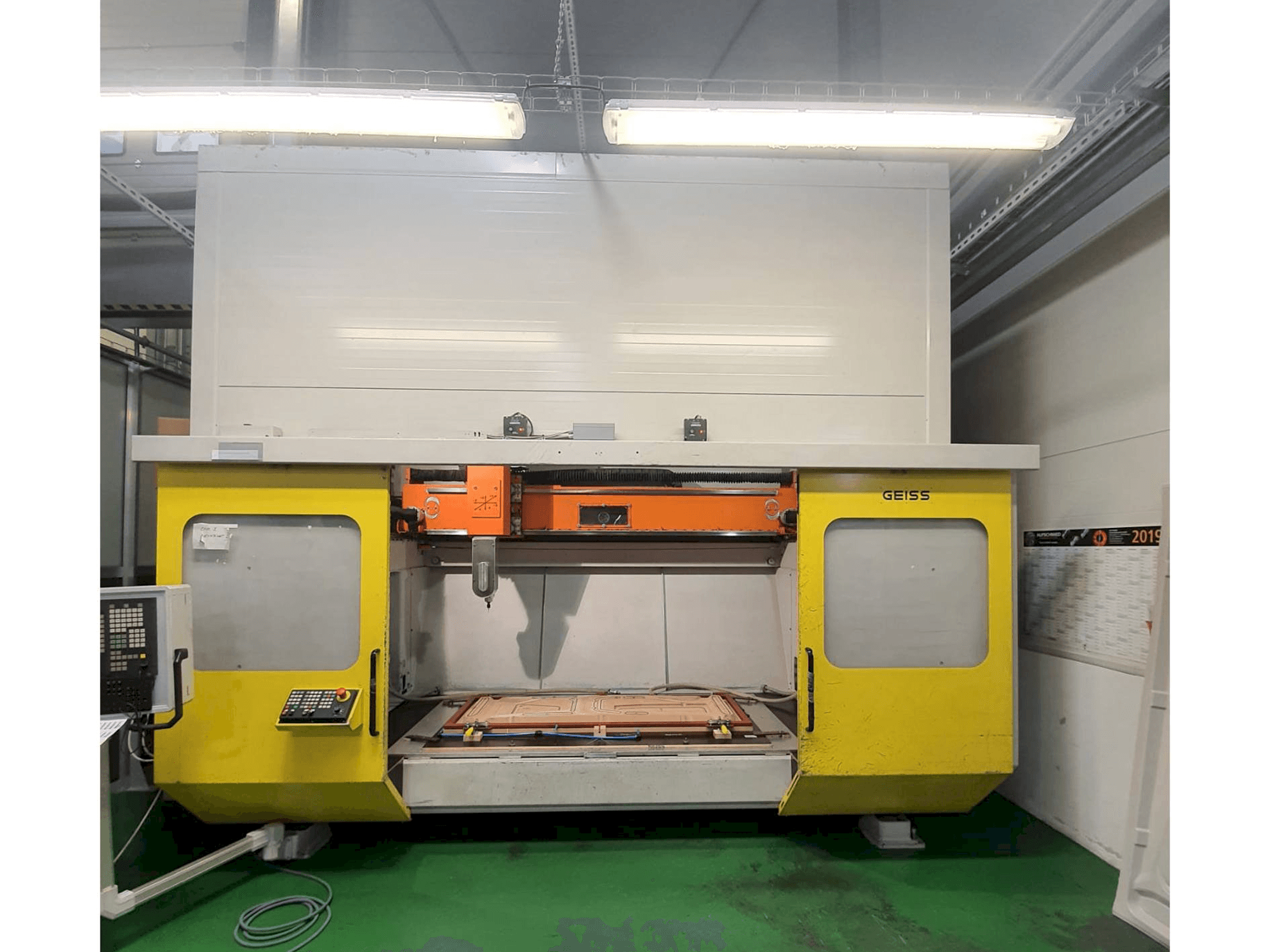 Čelní pohled na GEISS FZ 2000x1000 ECO stroj