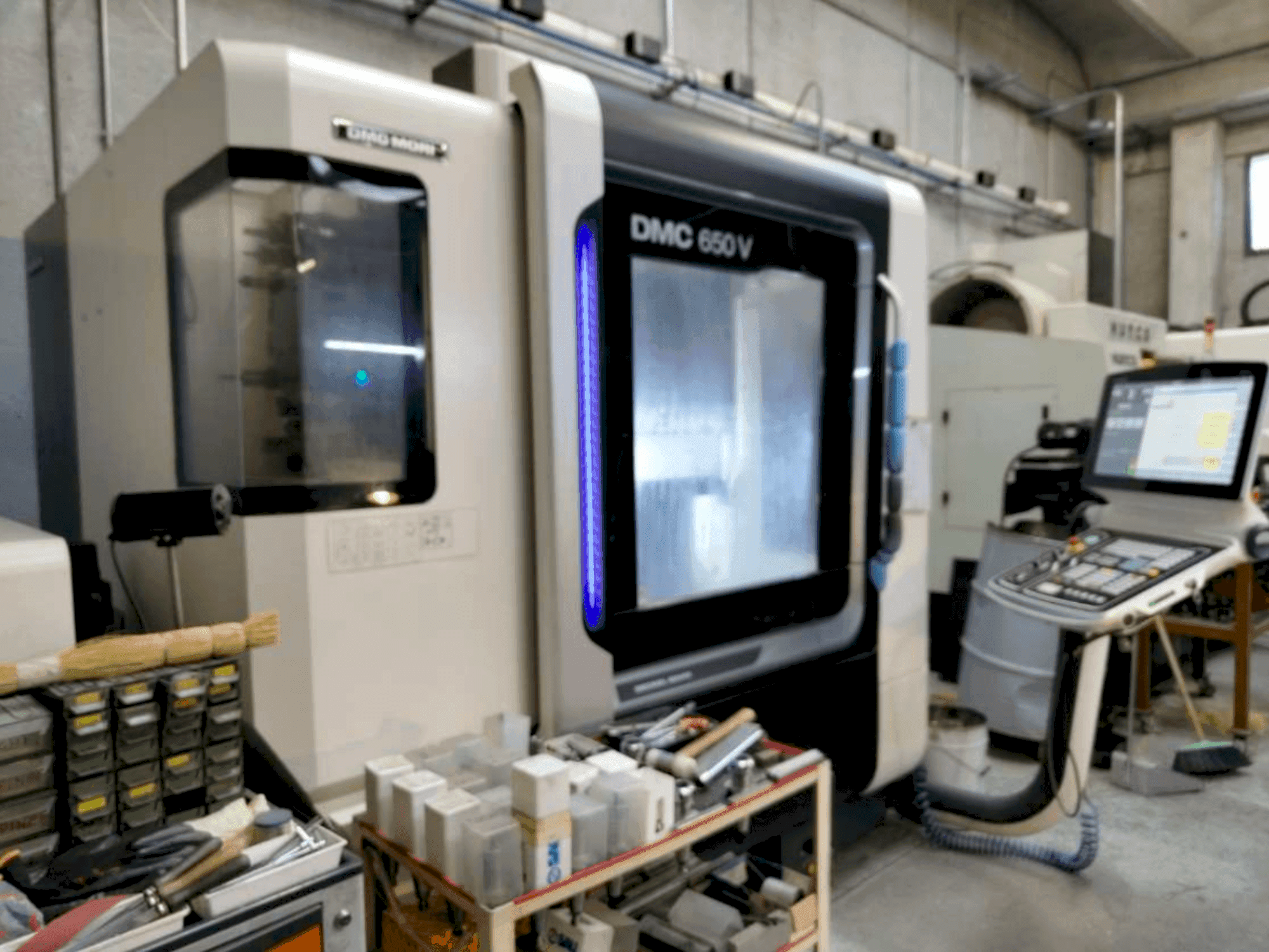 Čelní pohled na DMG MORI DMC 650V stroj