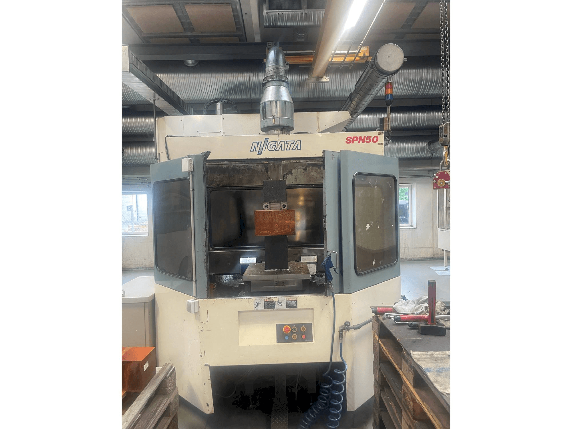 Čelní pohled na Niigata SPN 50 stroj