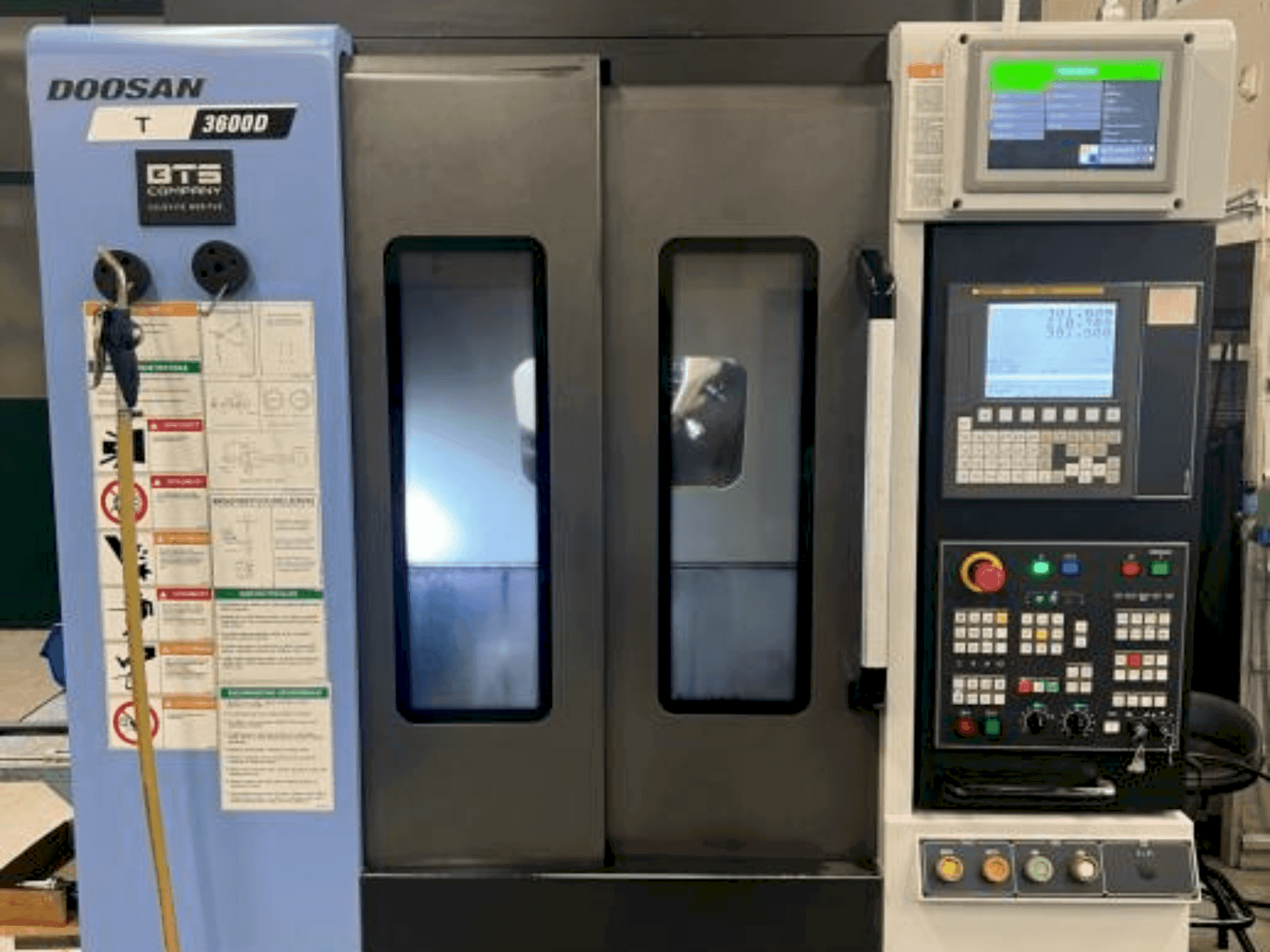 Čelní pohled na DOOSAN T3600 D stroj