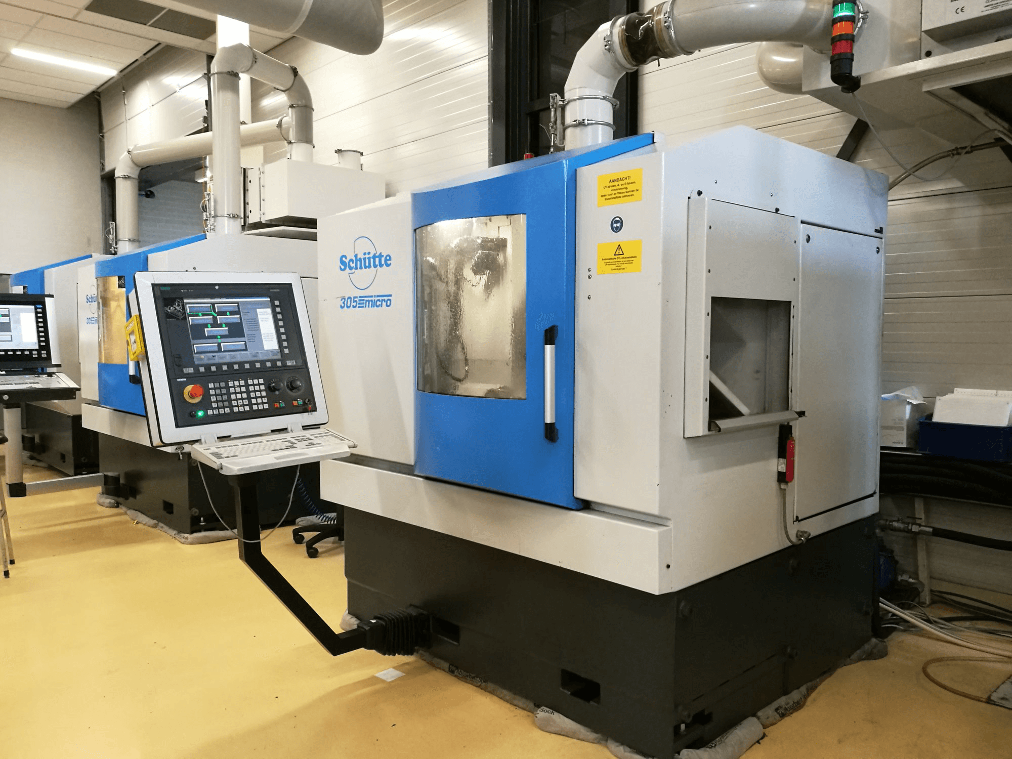 Pravý pohled na Schuette WU305L stroj