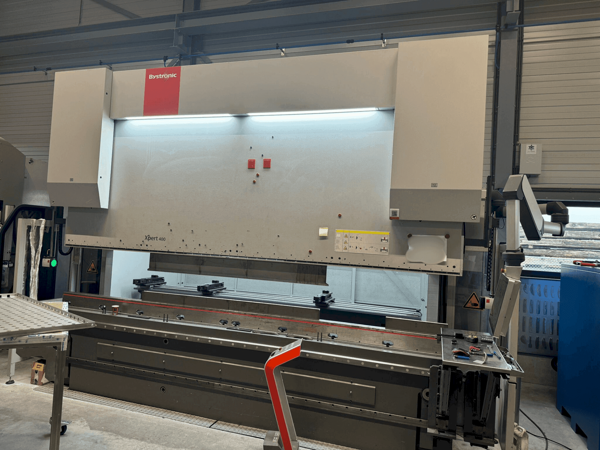 Čelní pohled na Bystronic Xpert 400/4100 stroj