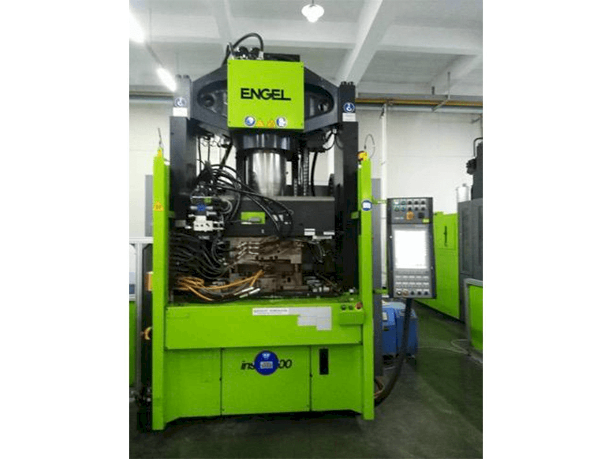 Čelní pohled na ENGEL insert 2550H/200 with MuCell stroj