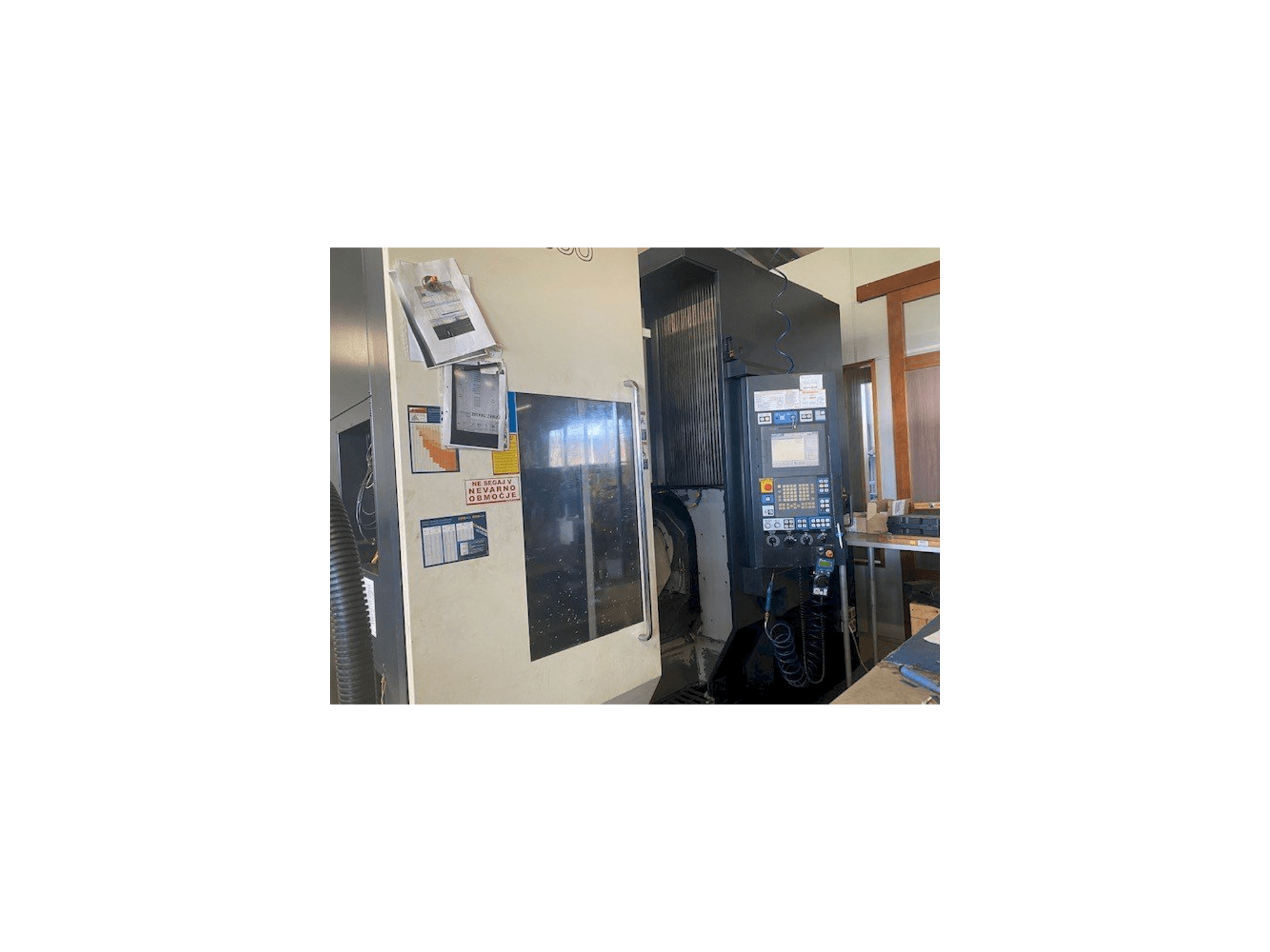 Čelní pohled na Makino D500 stroj