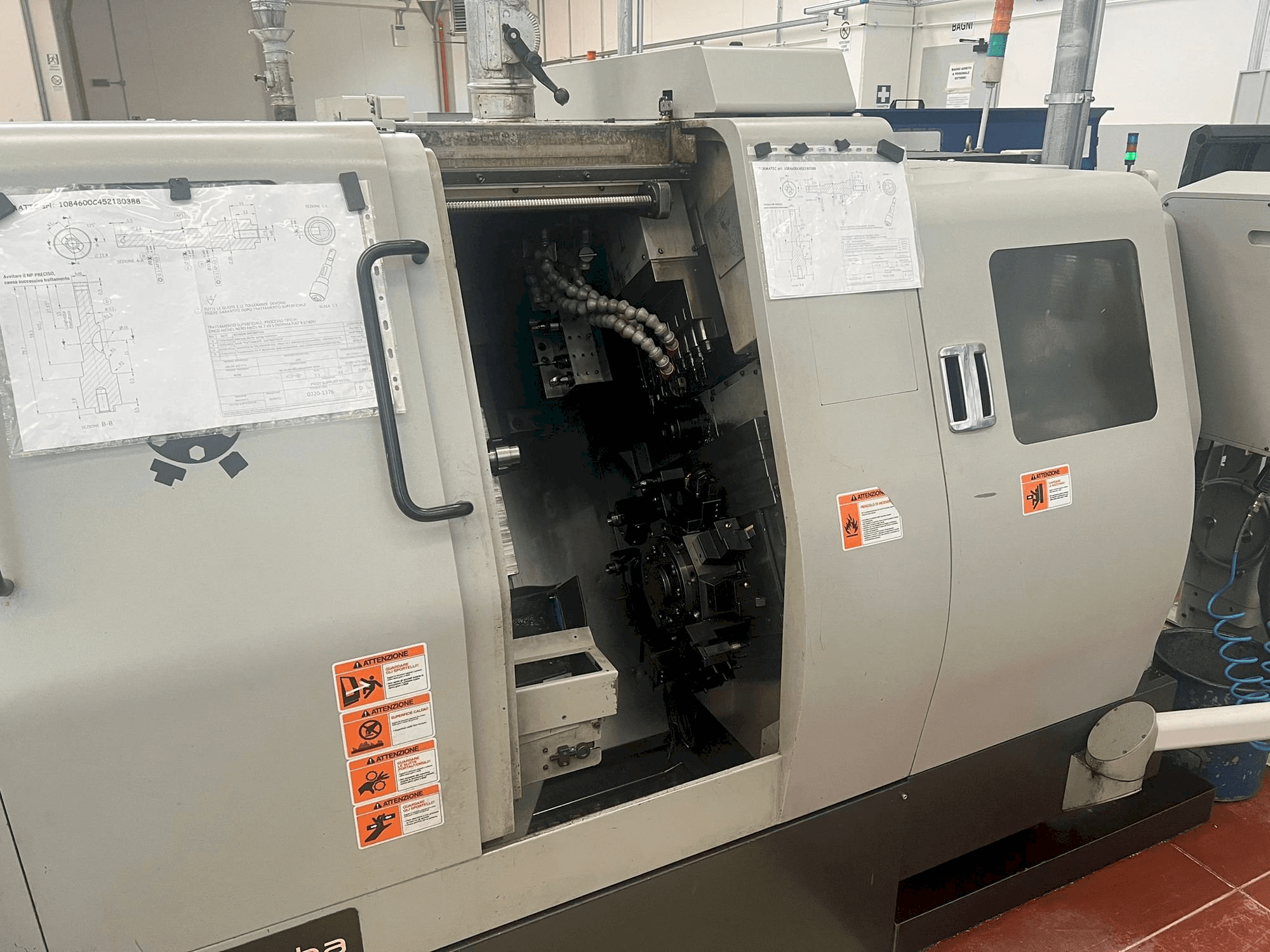 Čelní pohled na Hanwha STL 38 H stroj