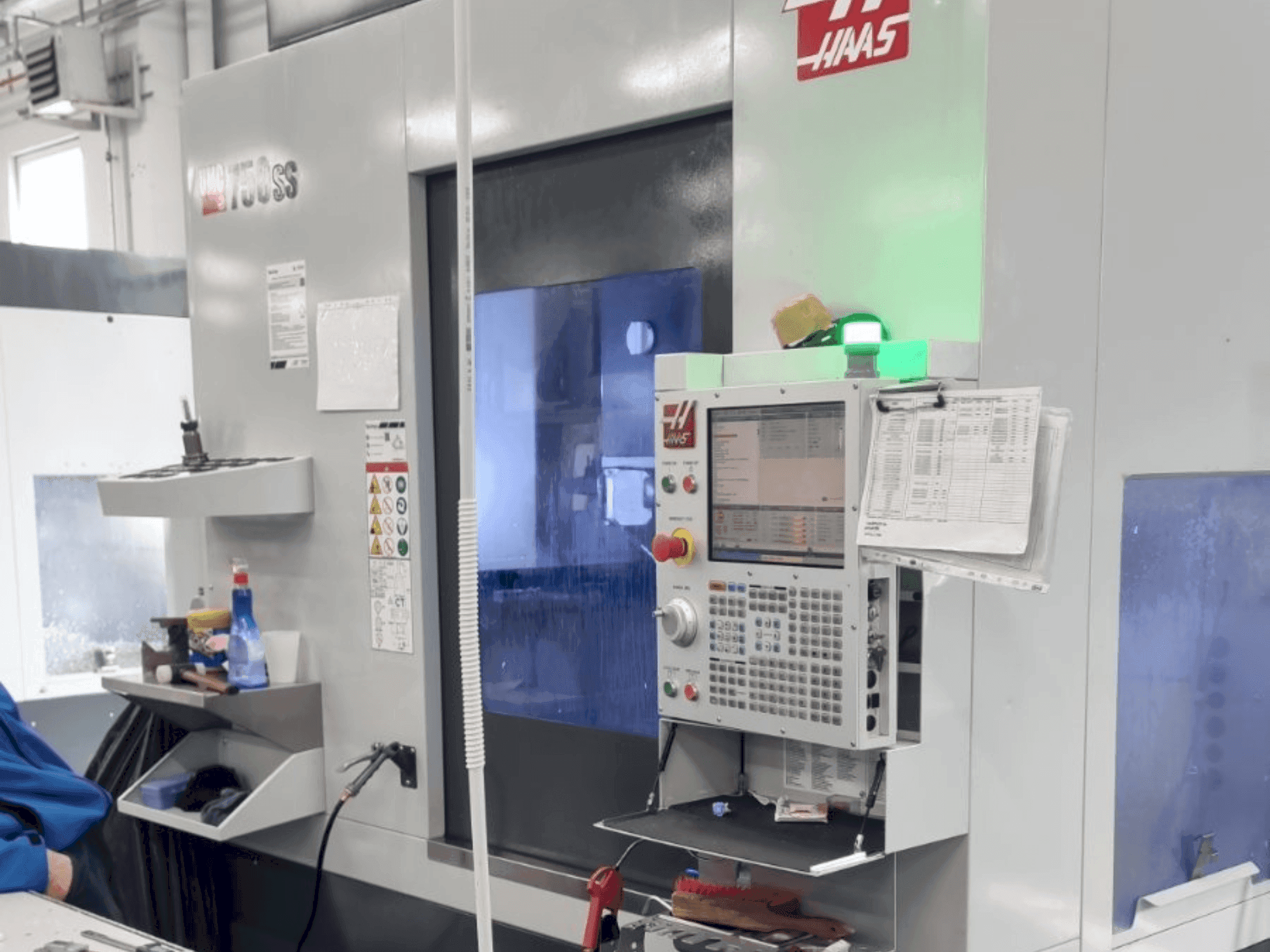 Čelní pohled na HAAS UMC-750SS stroj
