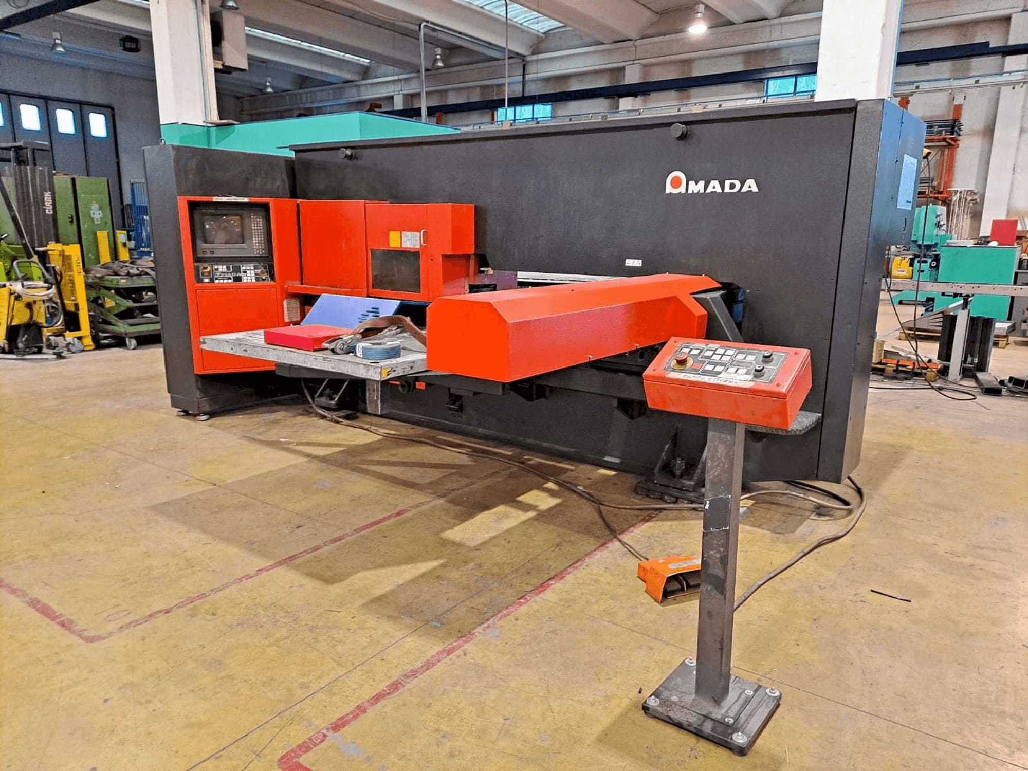 Čelní pohled na AMADA ARCADE 212 stroj