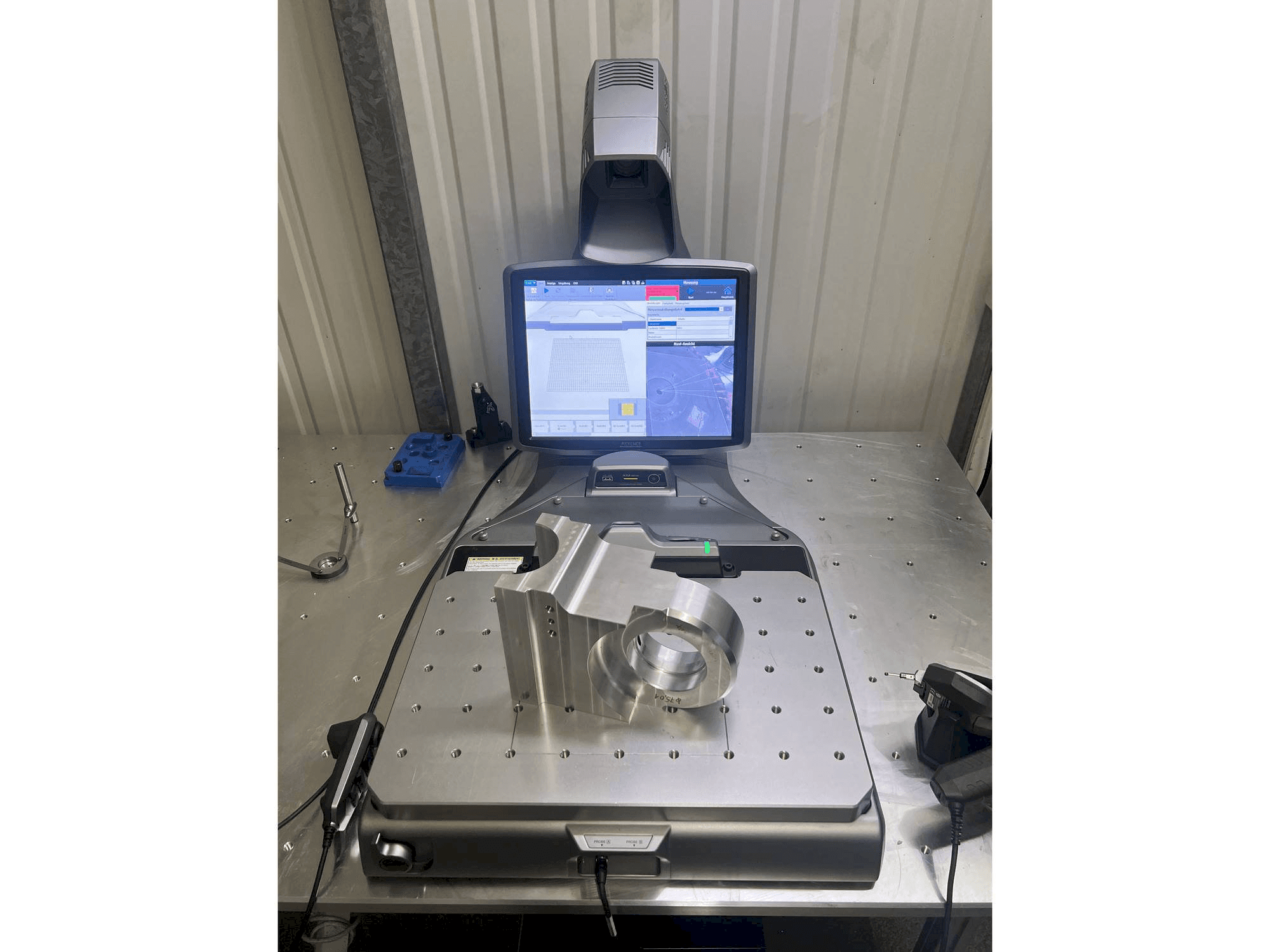 Čelní pohled na KEYENCE XM-C1000 stroj