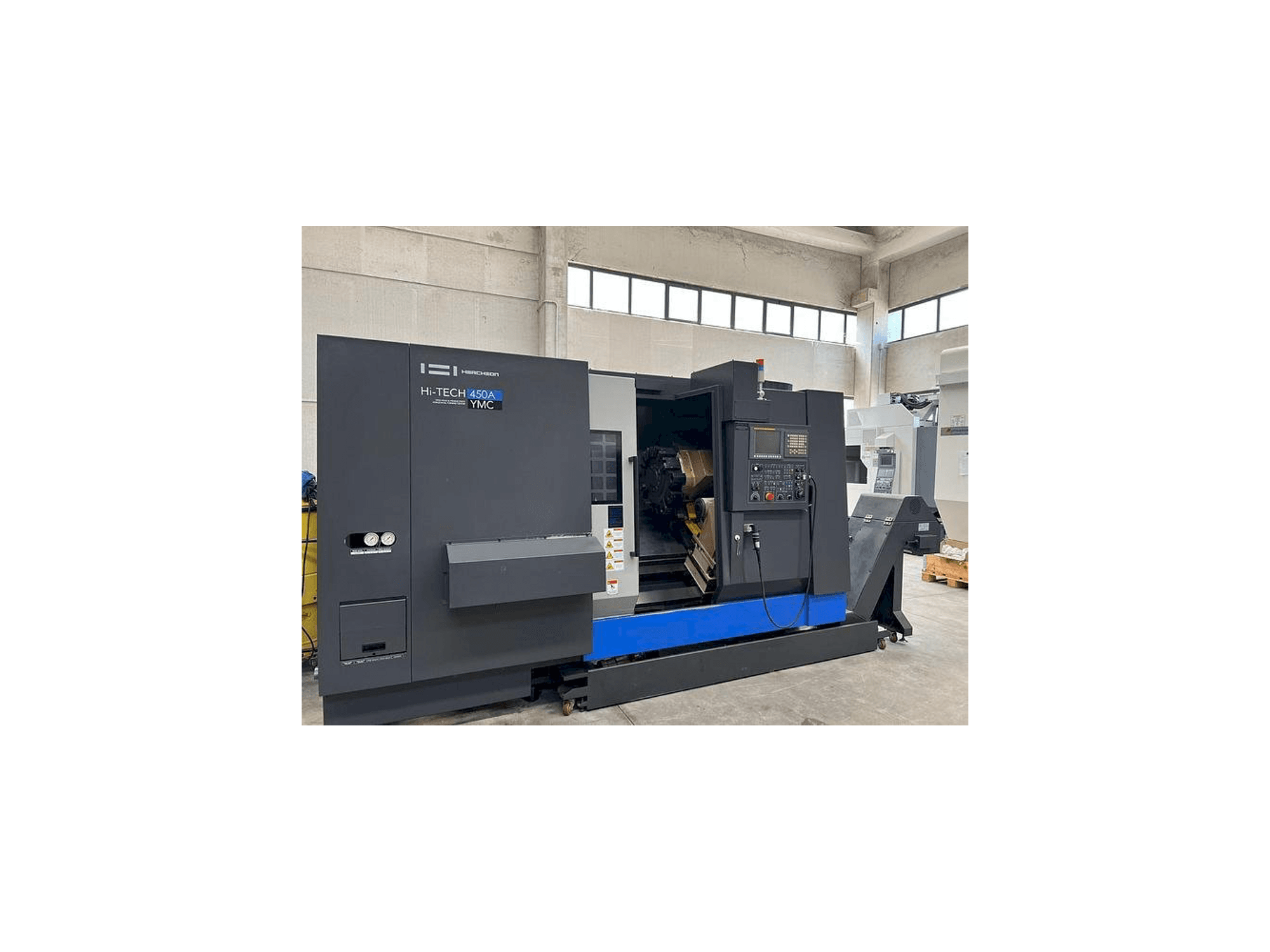 Čelní pohled na HWACHEON HI-ECO 450A YMC stroj