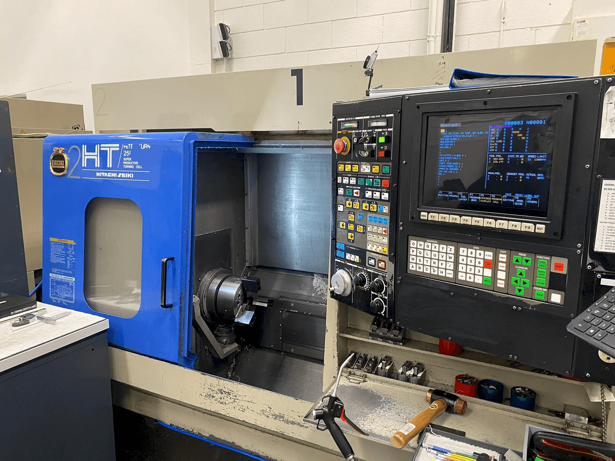 Čelní pohled na HITACHI SEIKI Hi Tech 25R stroj