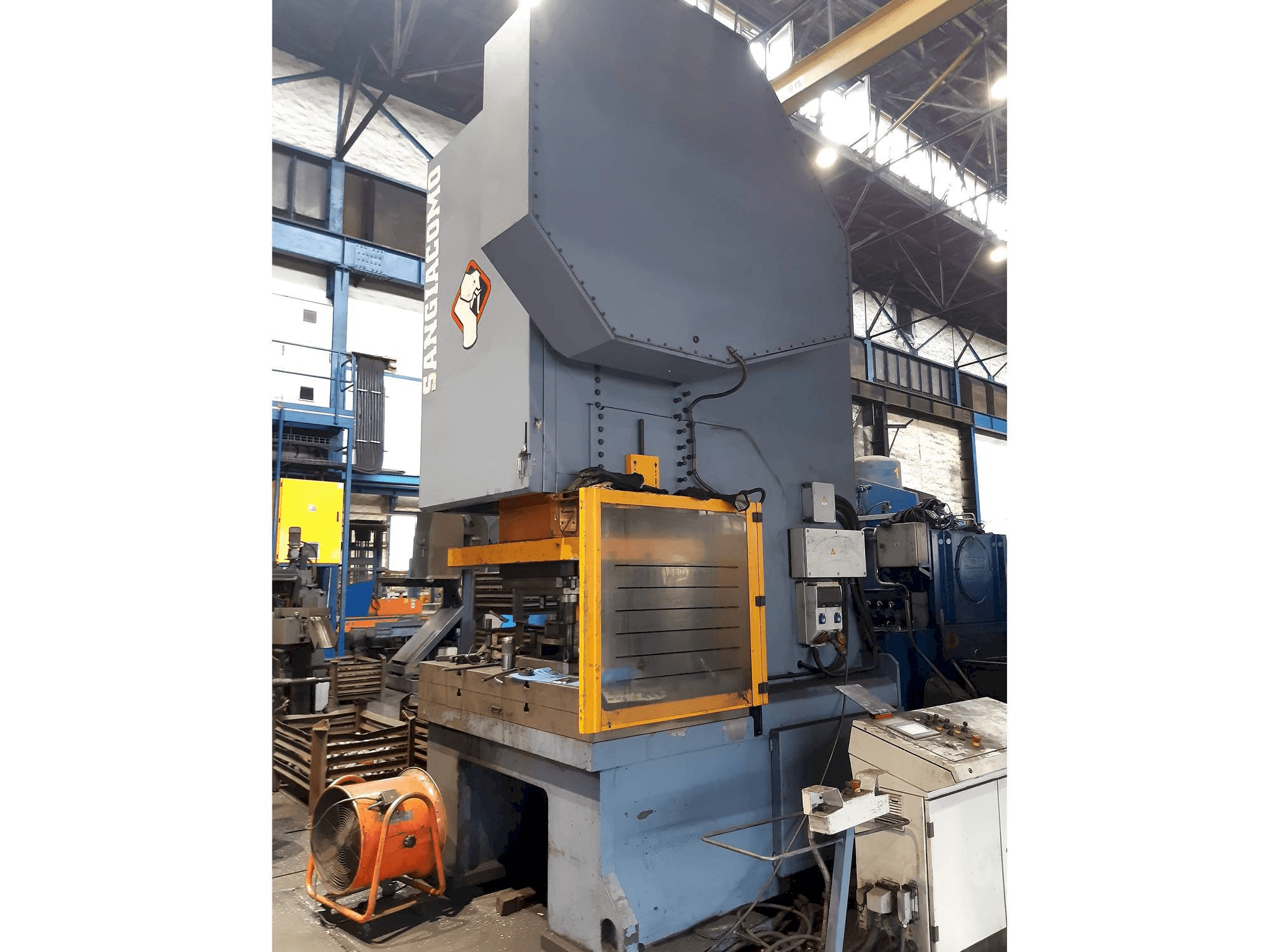 Čelní pohled na Sangiacomo T.450 RCE stroj