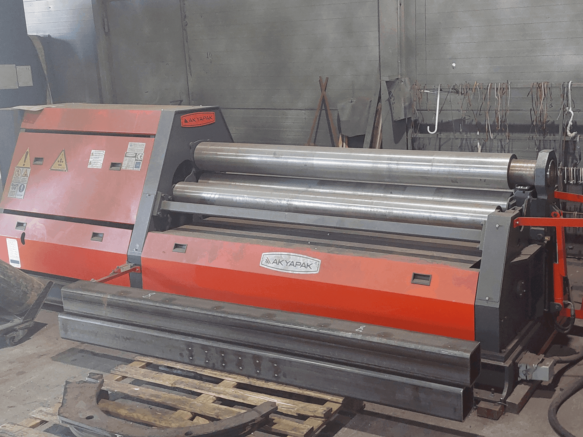 Čelní pohled na Akyapak AHS 20/06 stroj