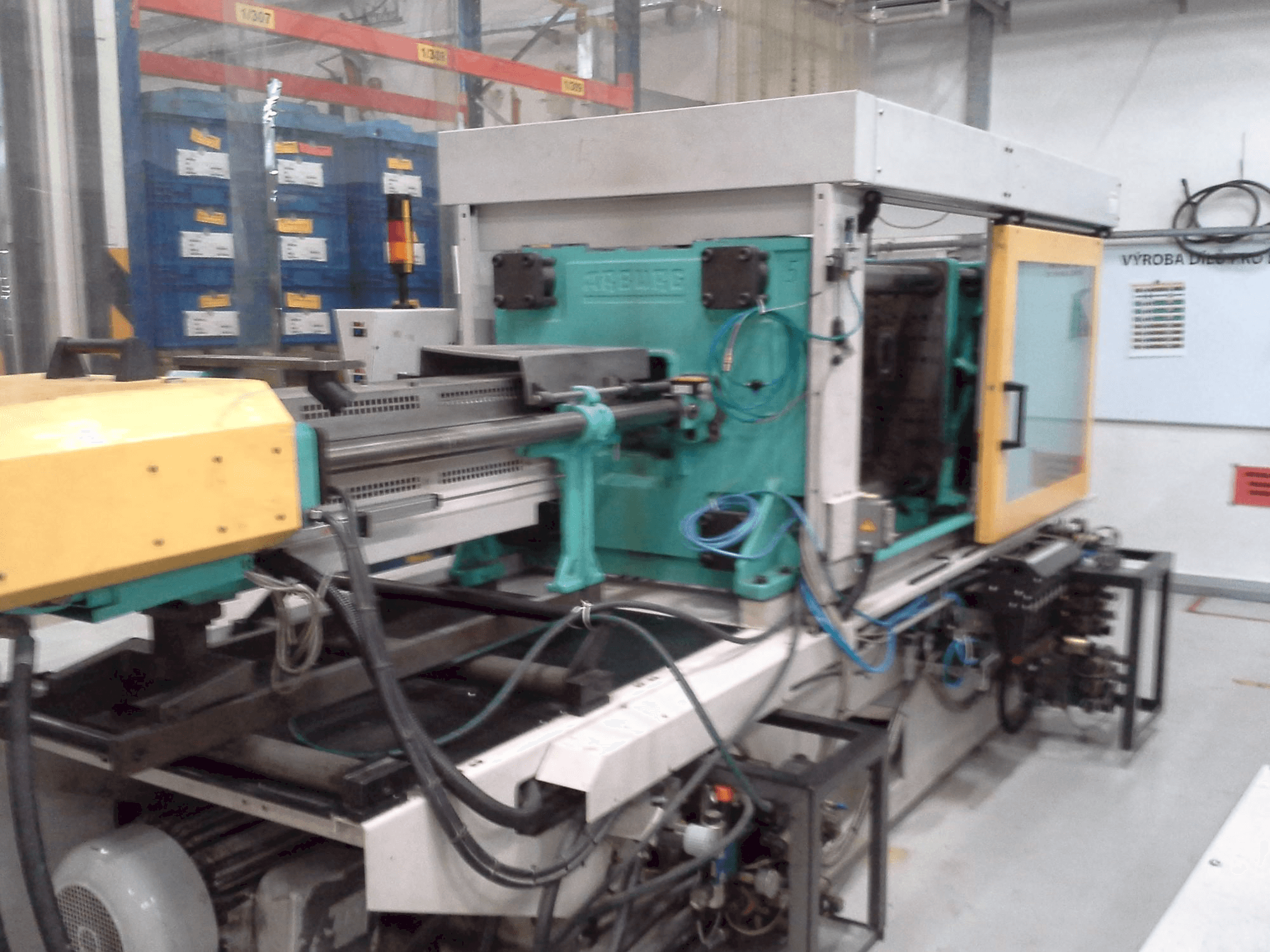 Čelní pohled na Arburg 570C 2000-675 stroj