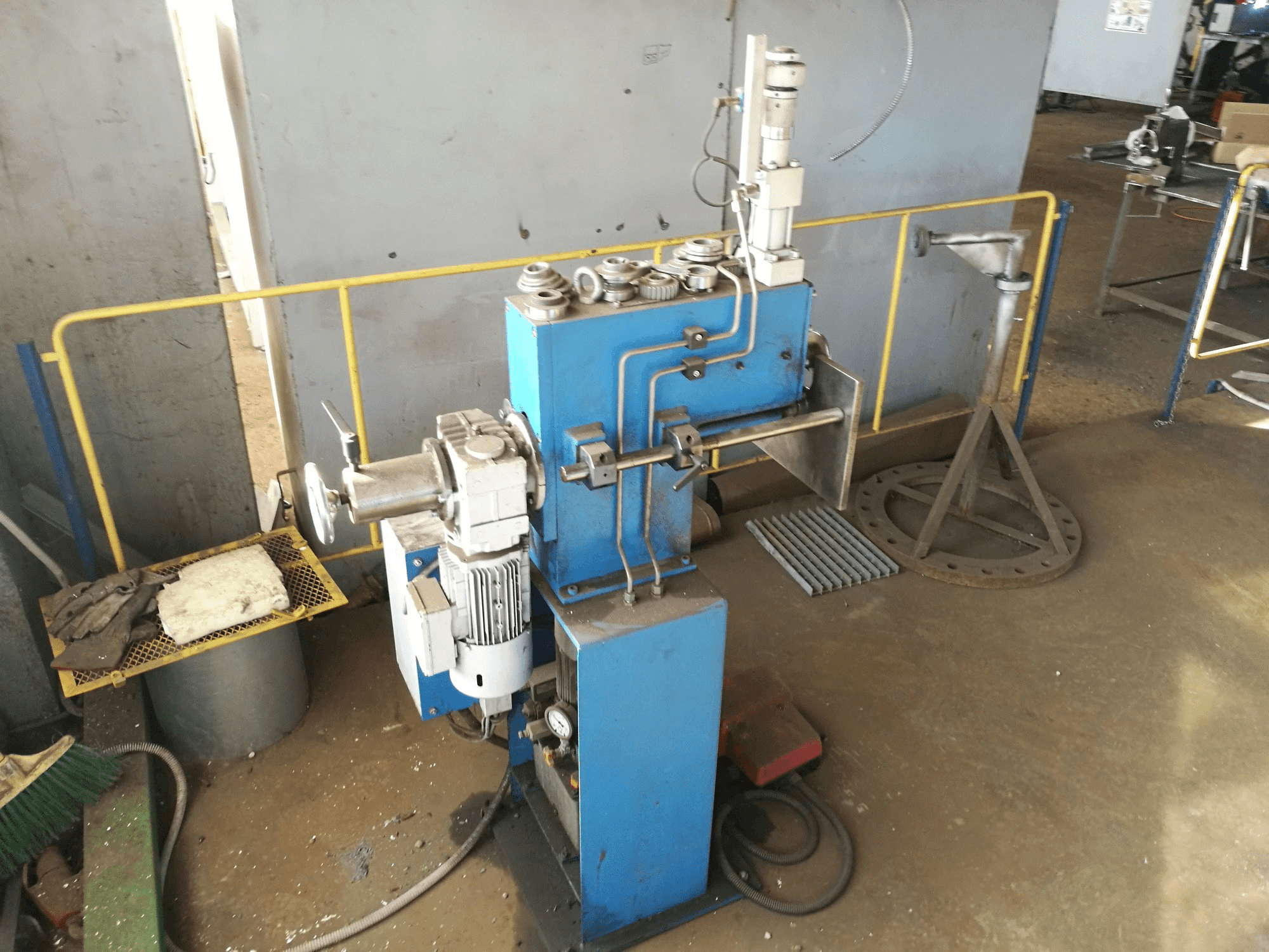 Čelní pohled na SPIRO SME 63 stroj