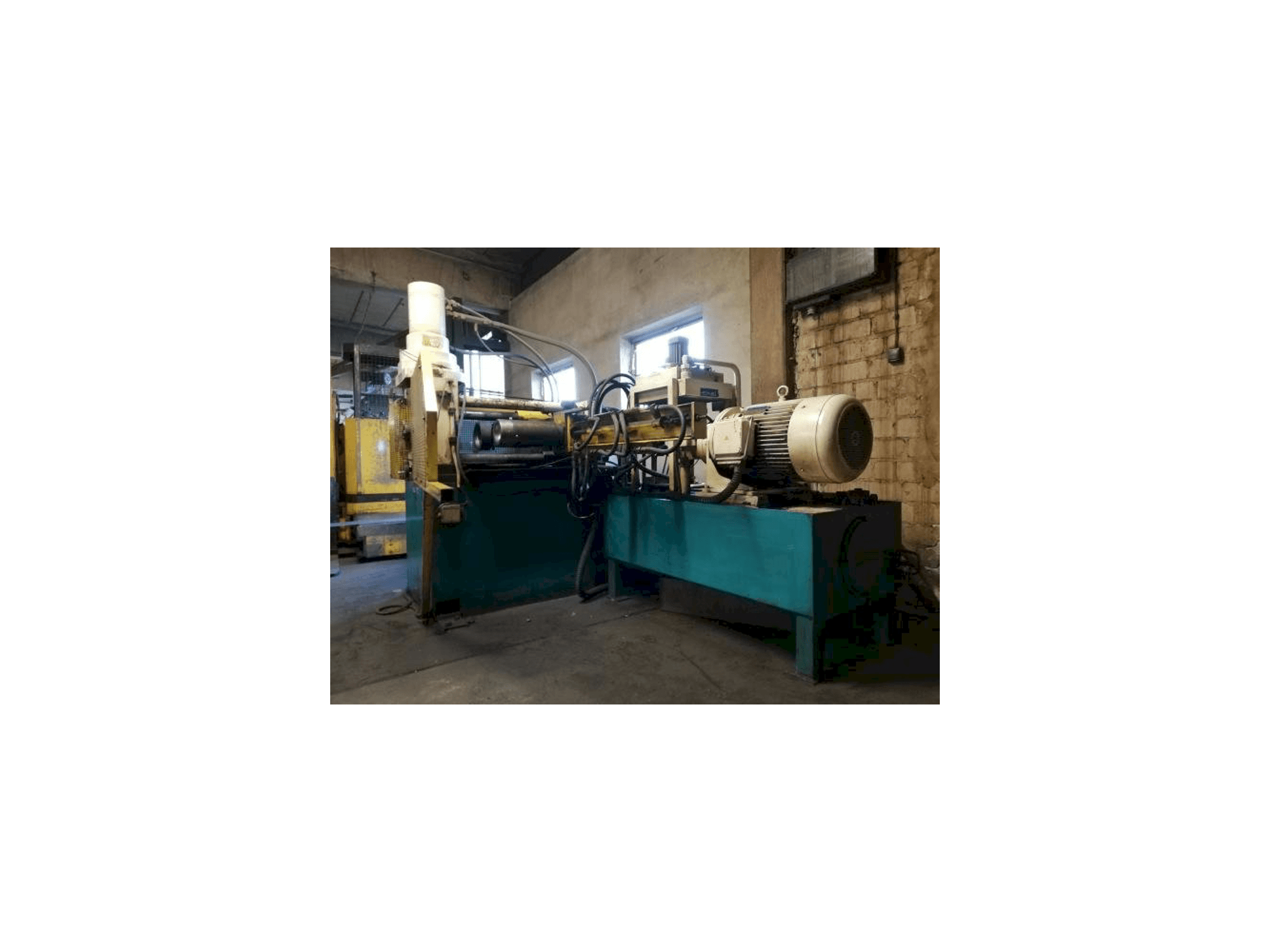 Čelní pohled na EKALE REP-40-200-3 stroj