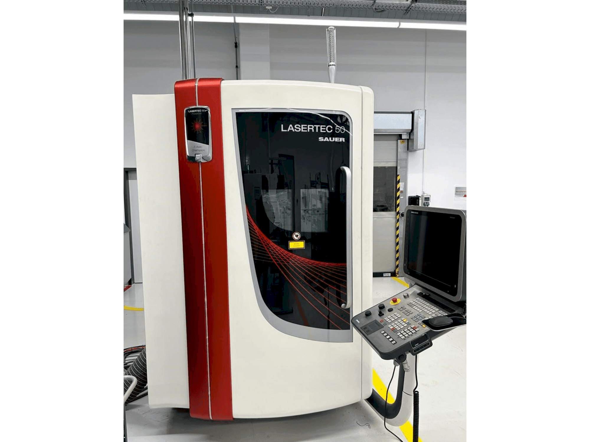 Čelní pohled na DMG SAUER LASERTEC 50 stroj