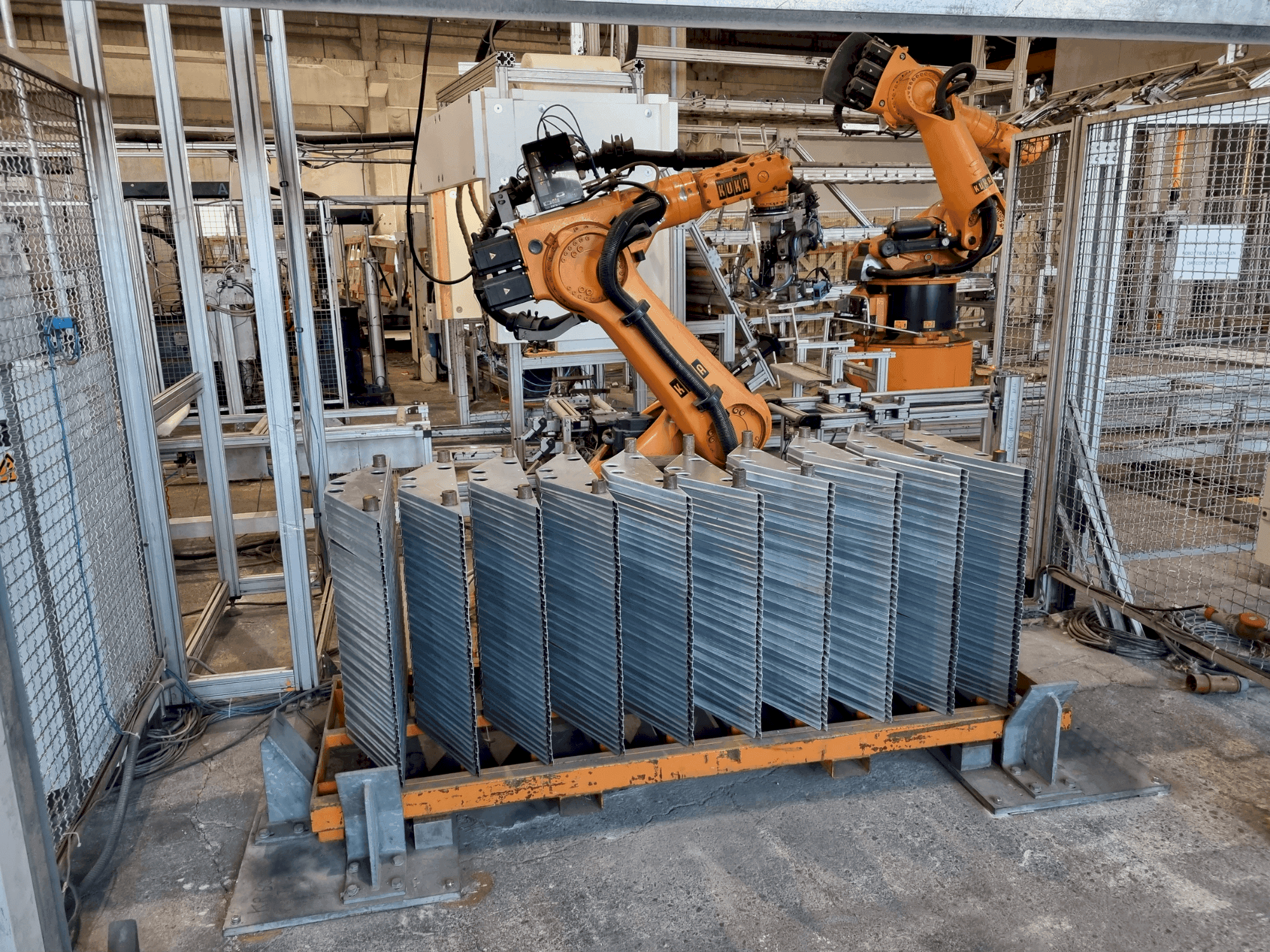 Čelní pohled na KUKA KR 360 L280-2 stroj