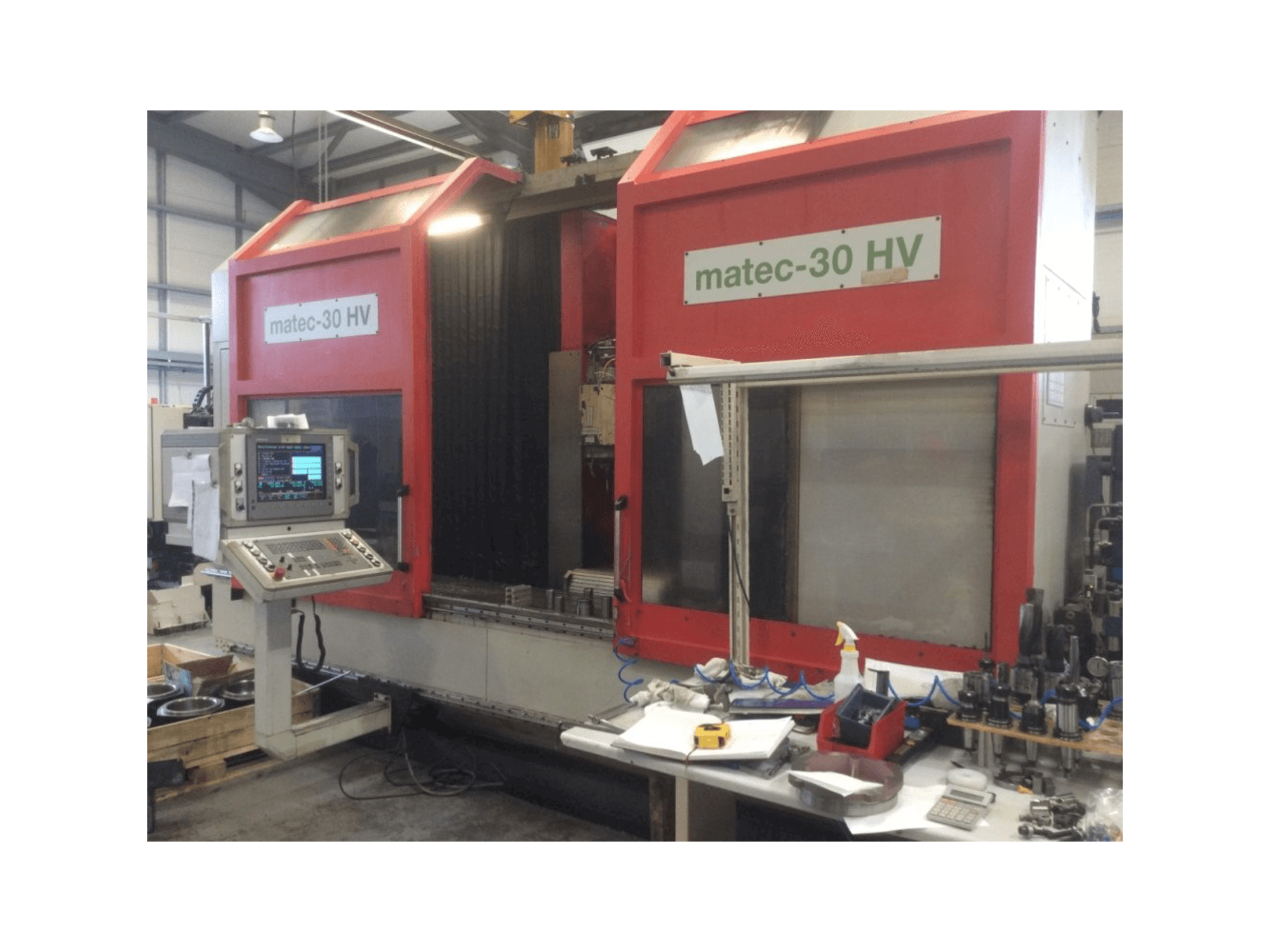 Čelní pohled na Matec 30 HV stroj