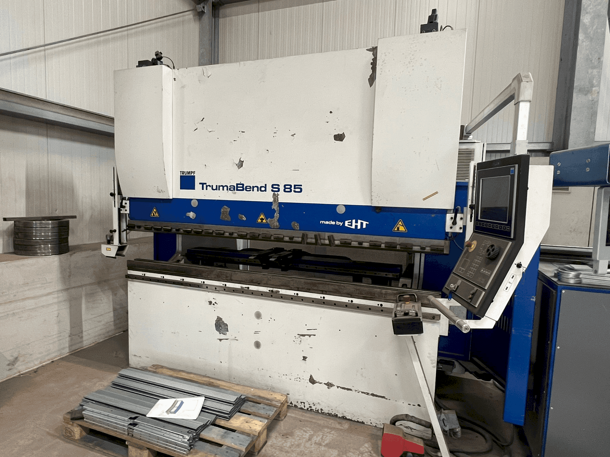 Čelní pohled na TRUMPF TrumaBend S 85 - 25 stroj