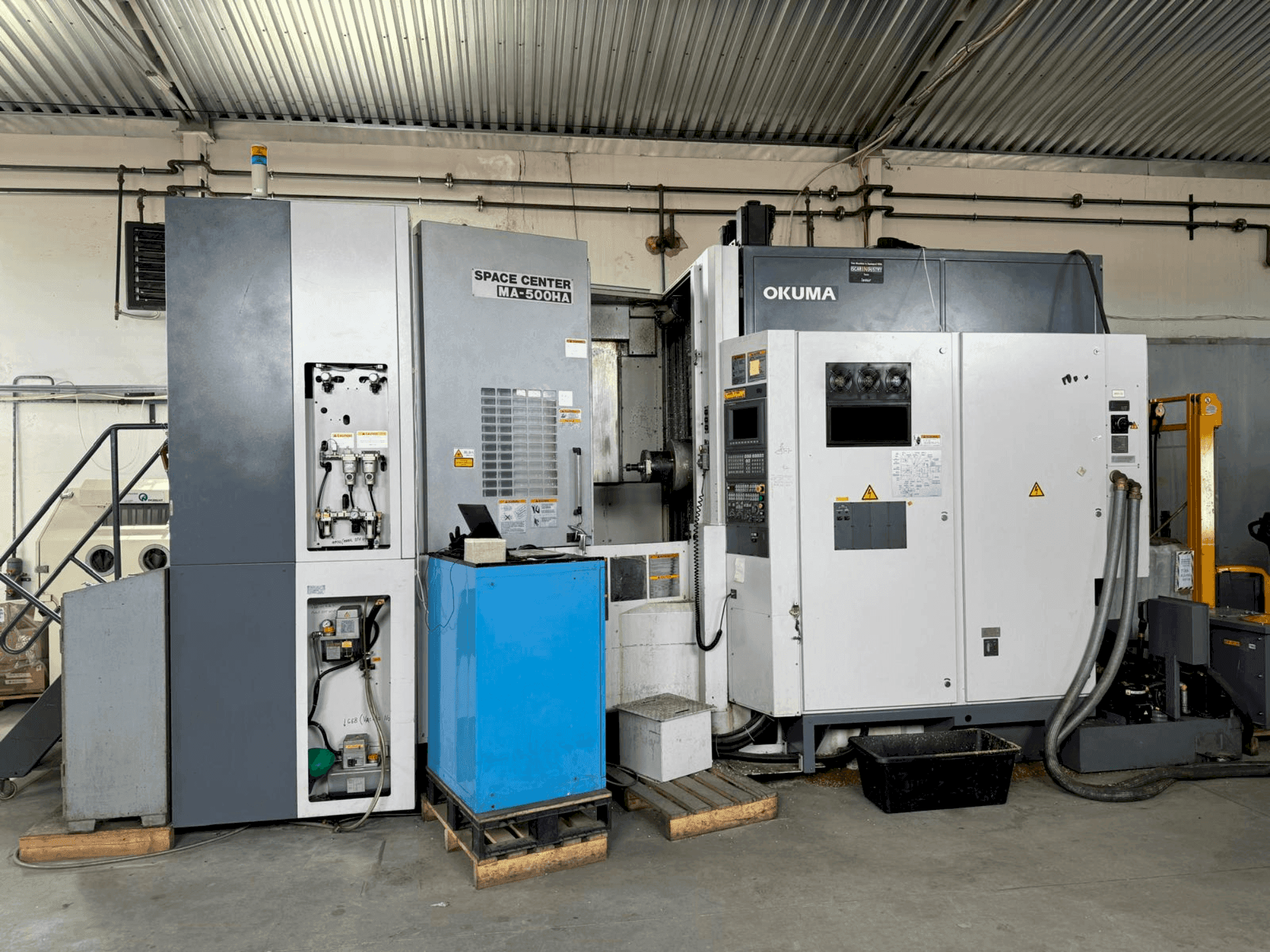 Čelní pohled na Okuma MA-500HA stroj