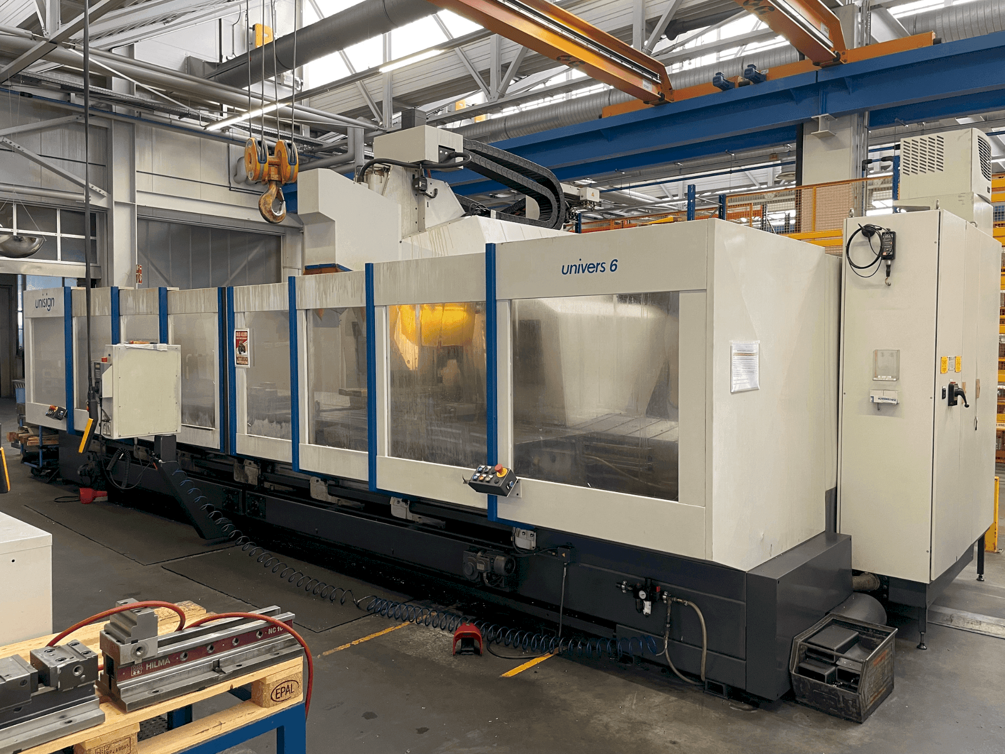 Čelní pohled na Unisign UNIVERS 6 stroj