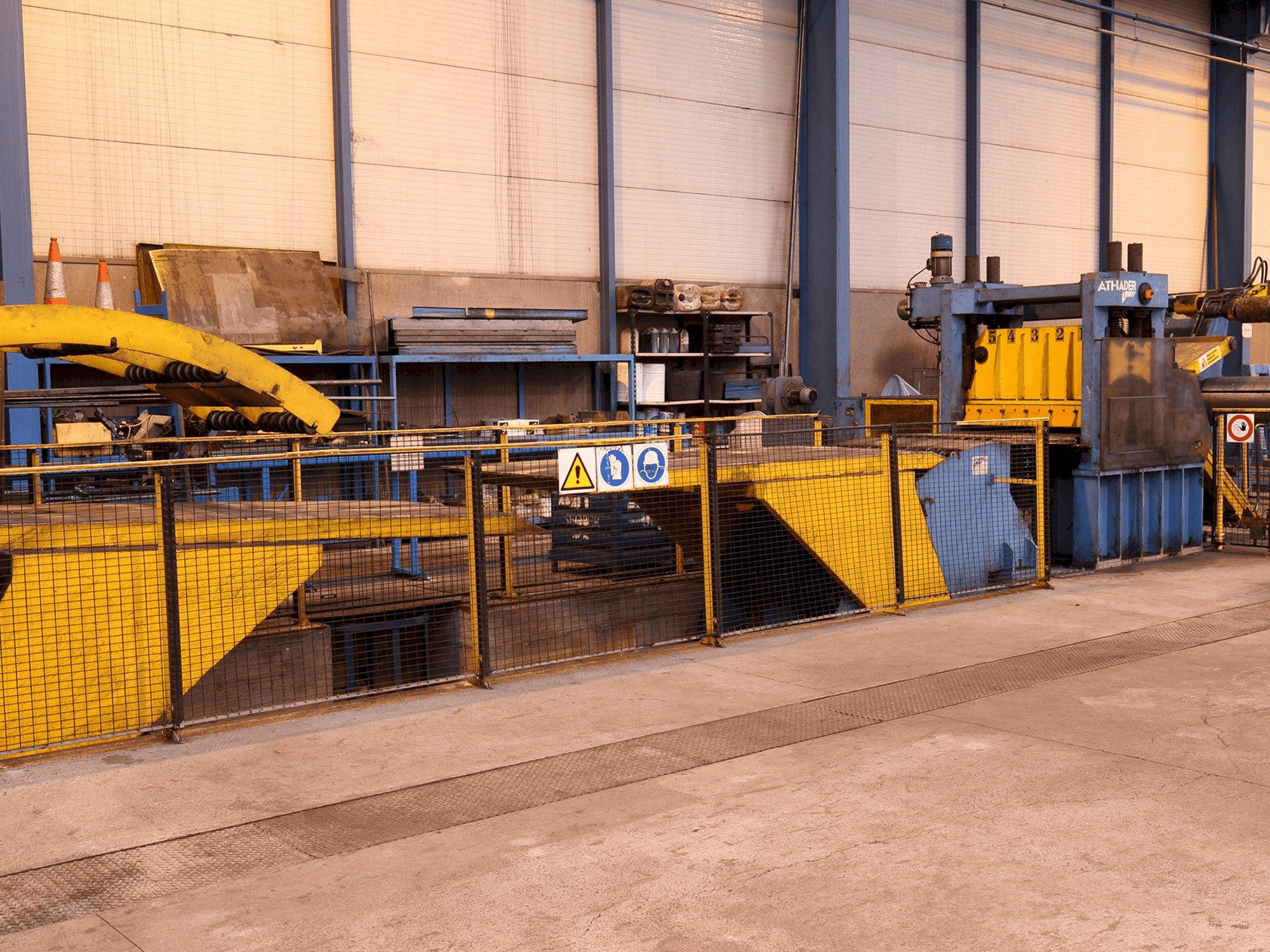 Čelní pohled na ATHADER J21 stroj