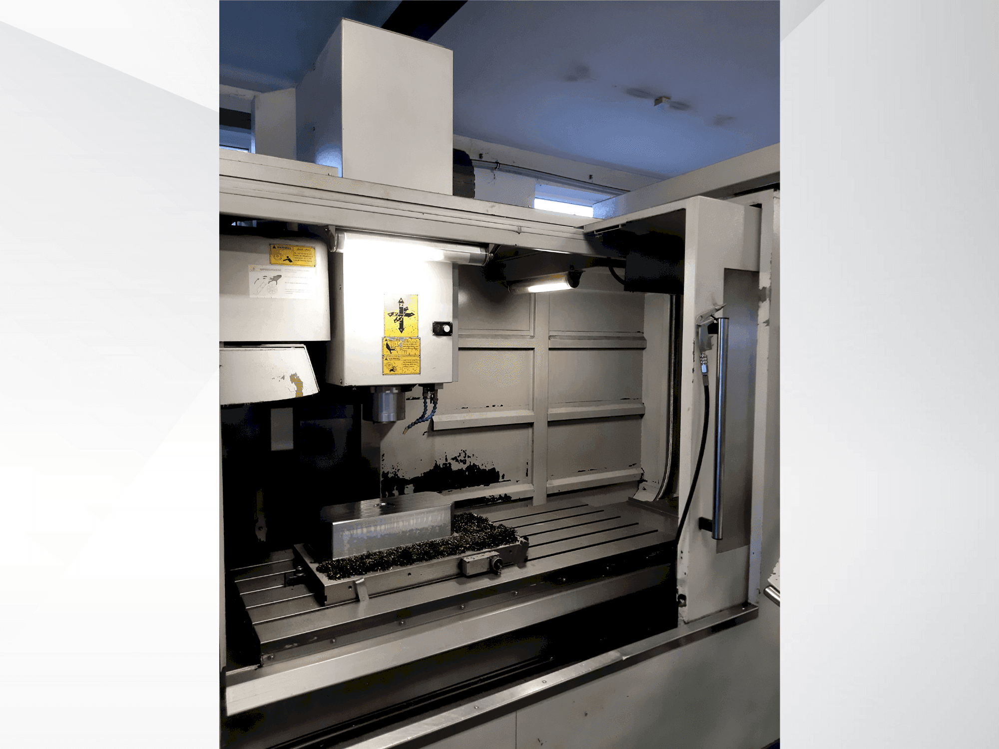 Čelní pohled na Finetech SMV-1570-3B stroj