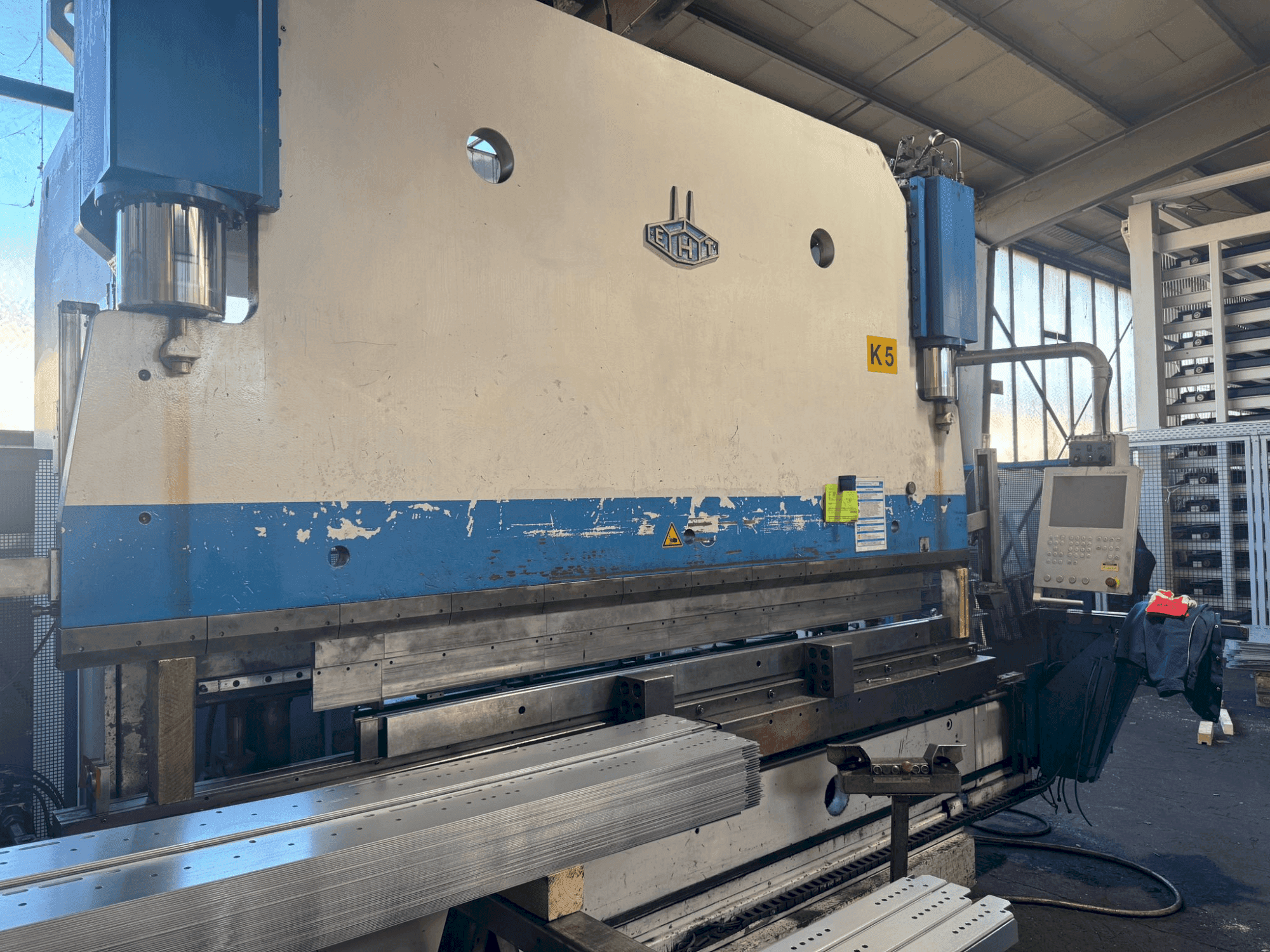 Čelní pohled na EHT EHPS 20-35 stroj