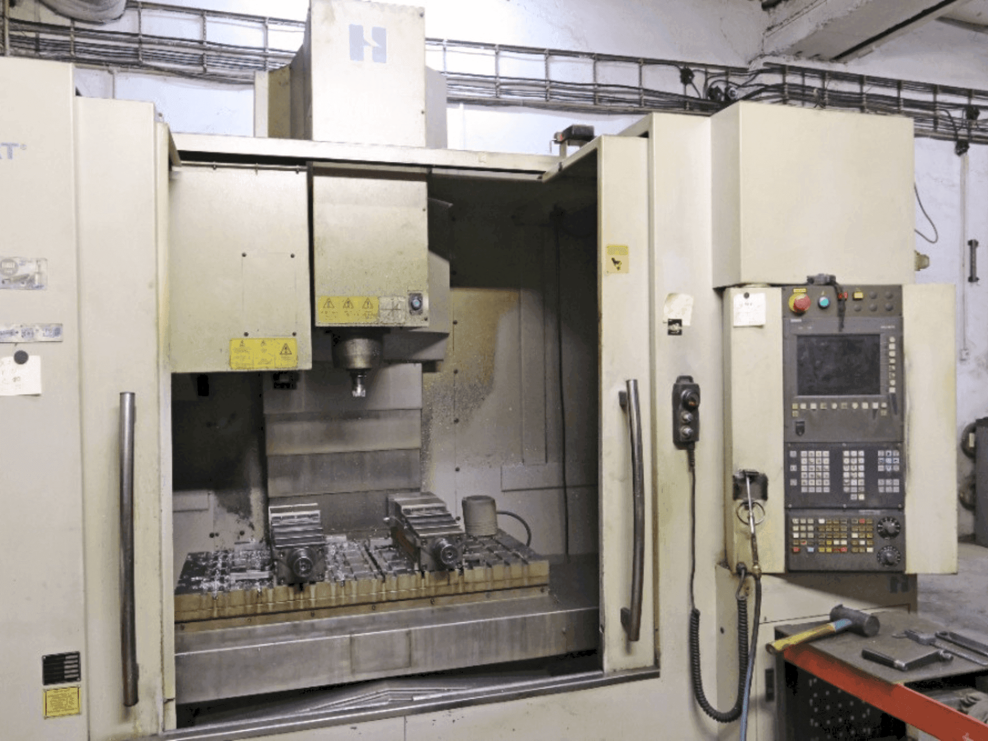 Čelní pohled na HARDINGE Bridgeport VMC 1000 stroj