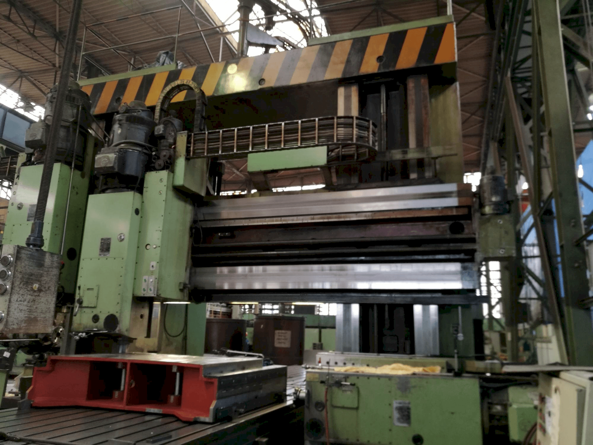 Čelní pohled na TOS FRV-D 20 x 40 stroj