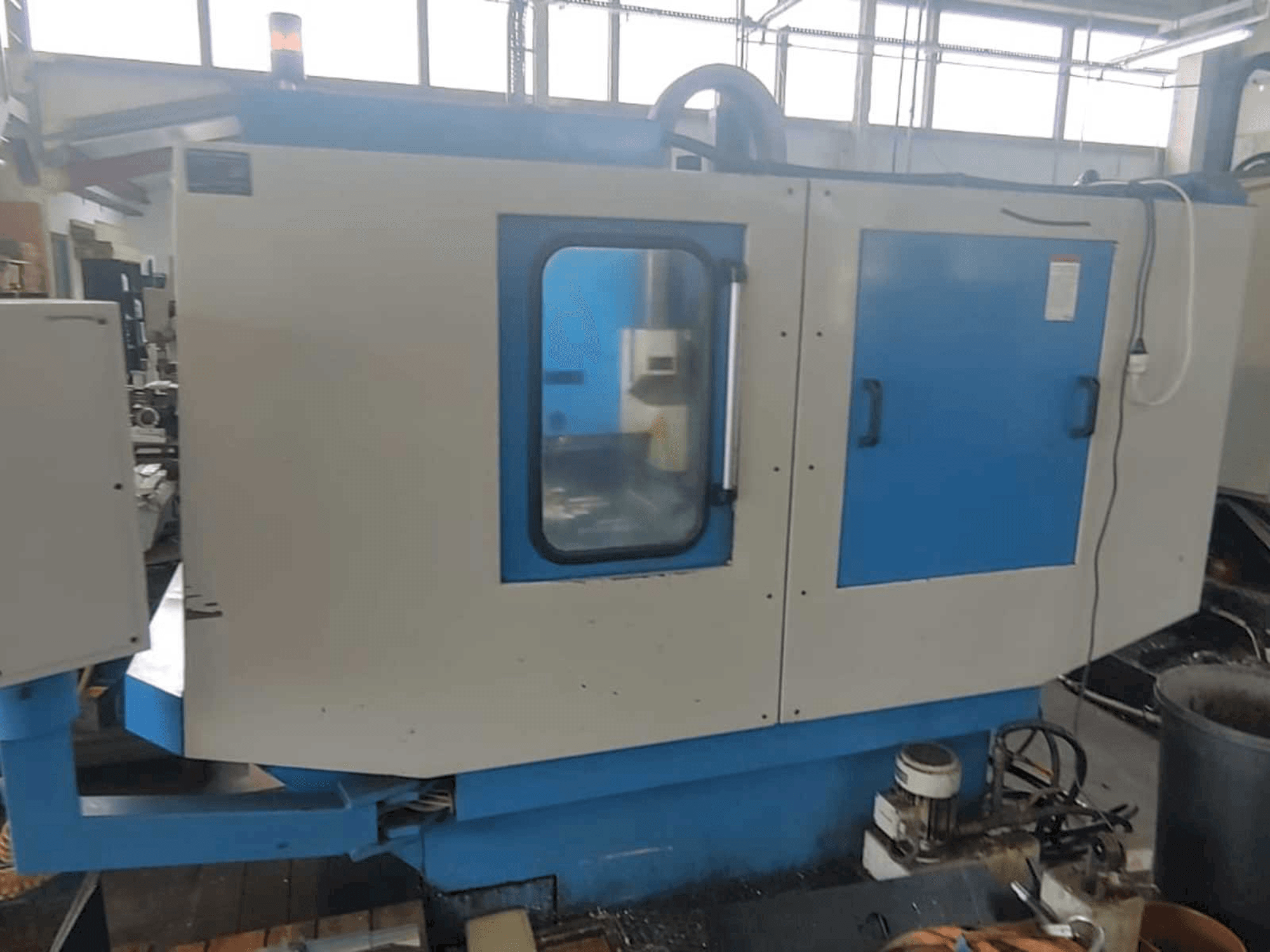 Čelní pohled na KONDIA CM-60 stroj