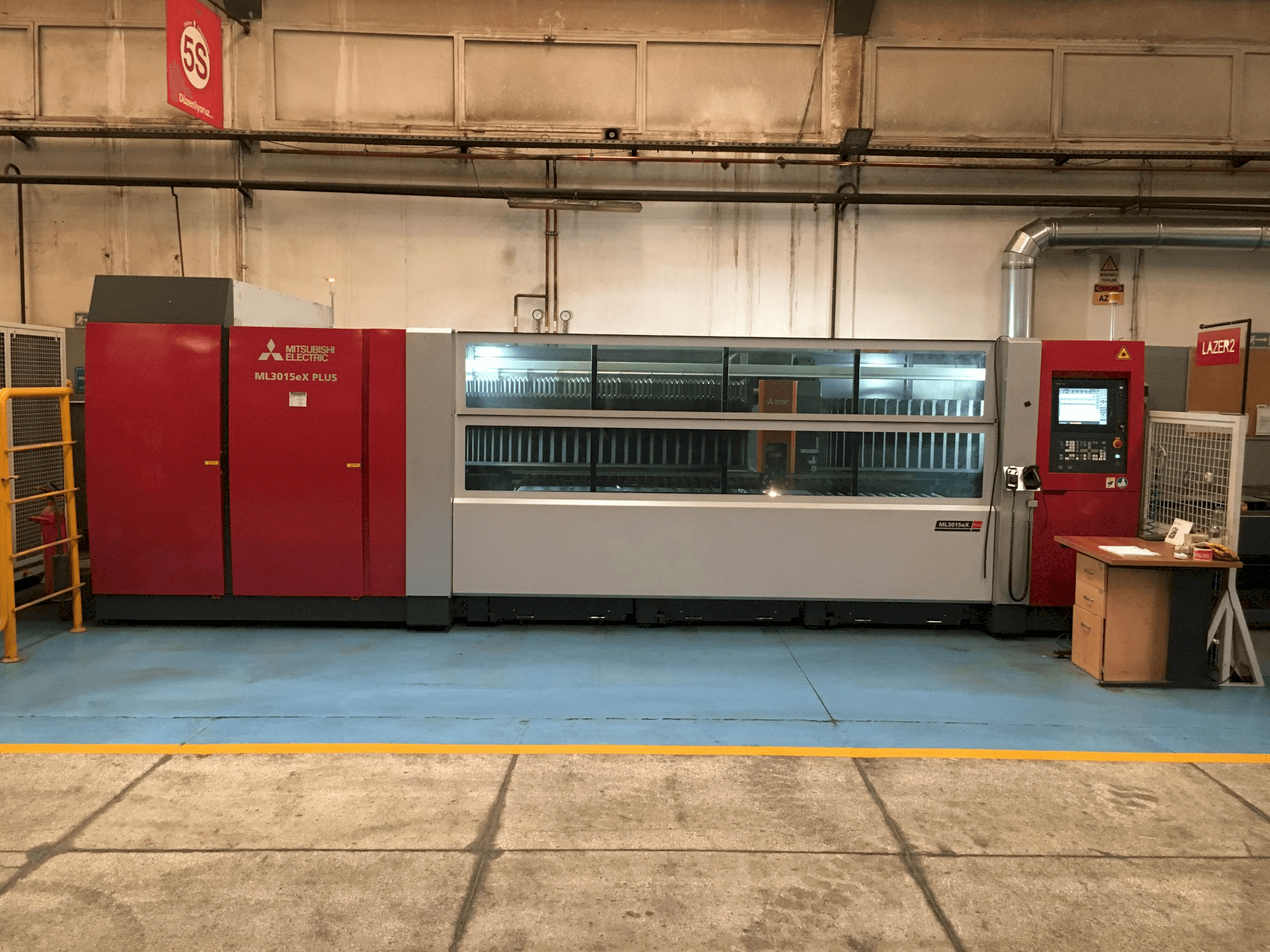 Čelní pohled na Mitsubishi MI3015eX-Plus stroj