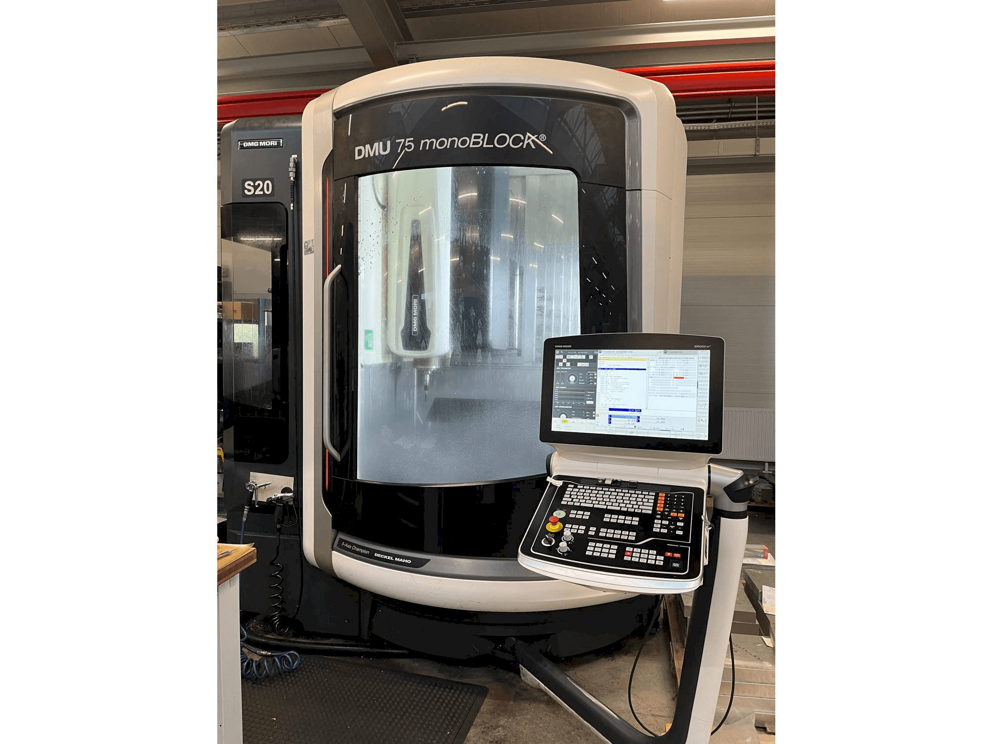 Čelní pohled na DMG MORI DMU 75 monoBLOCK stroj