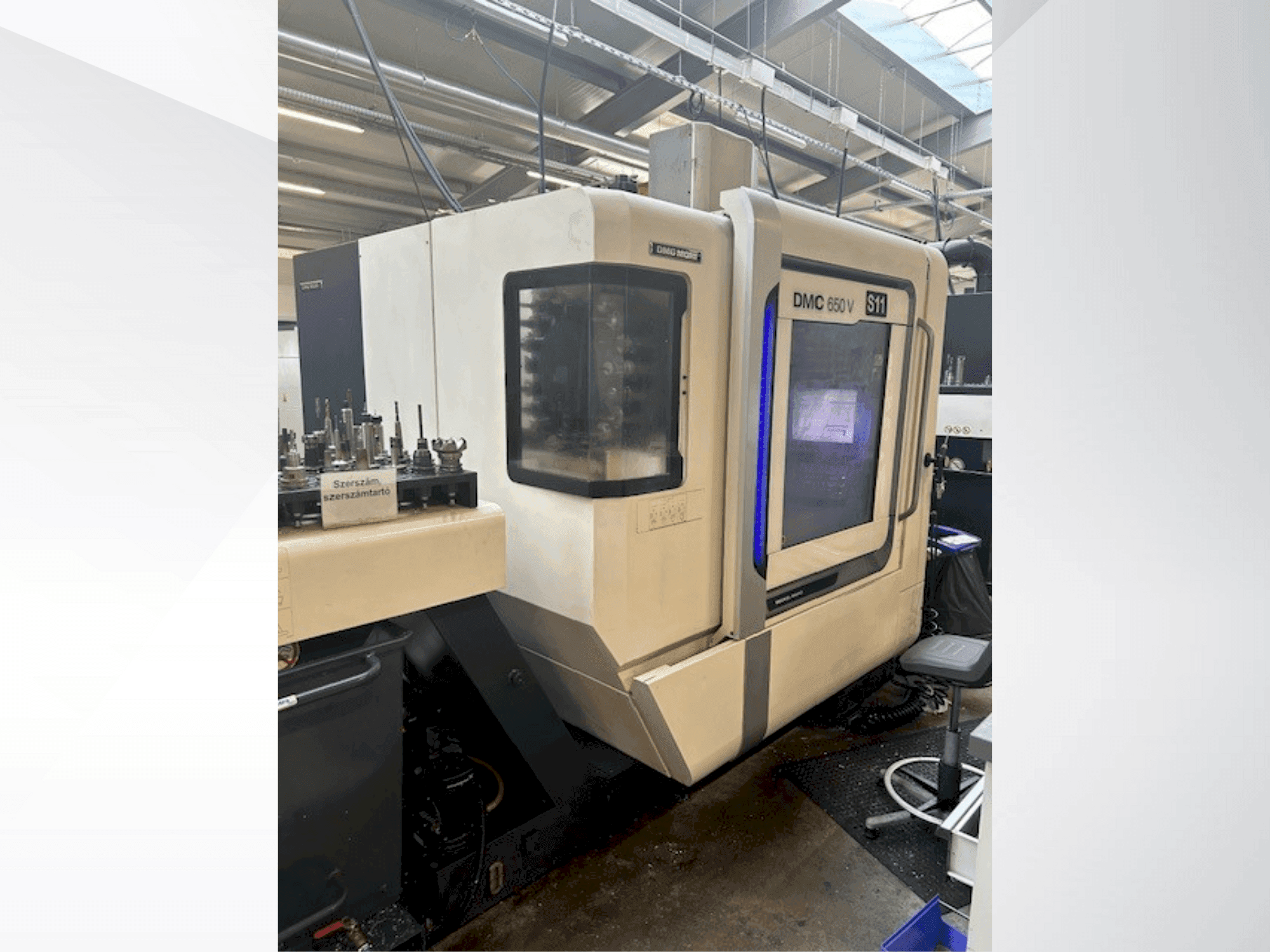 Čelní pohled na DMG MORI DMC 650 V stroj