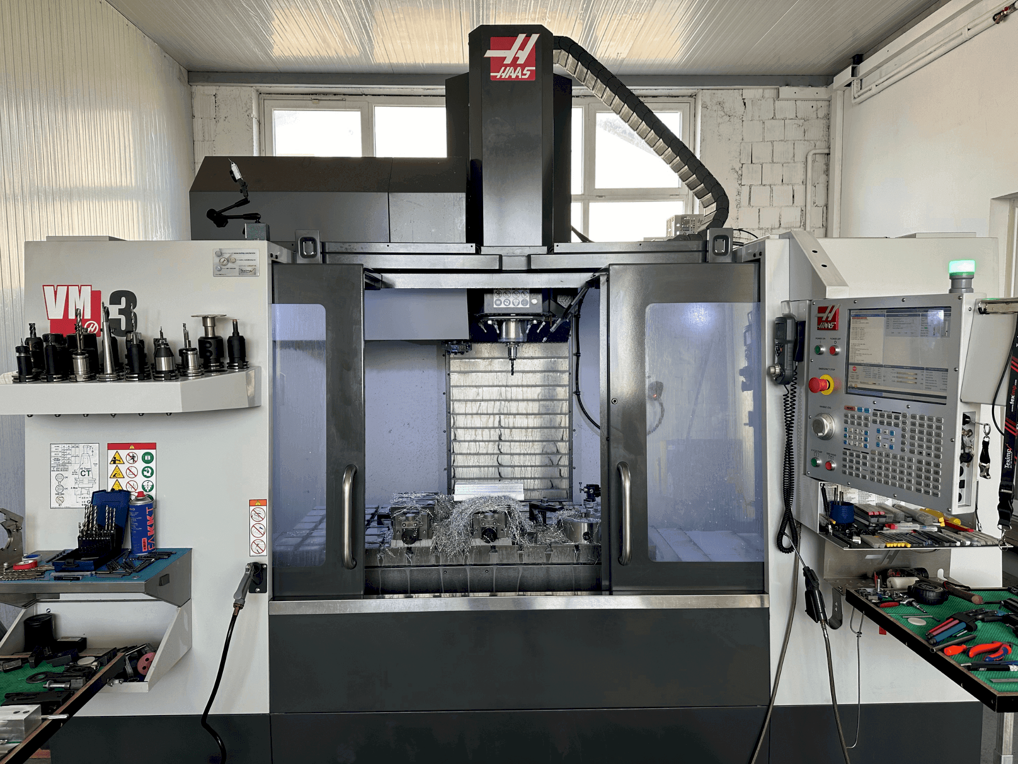 Čelní pohled na HAAS VM-3 stroj
