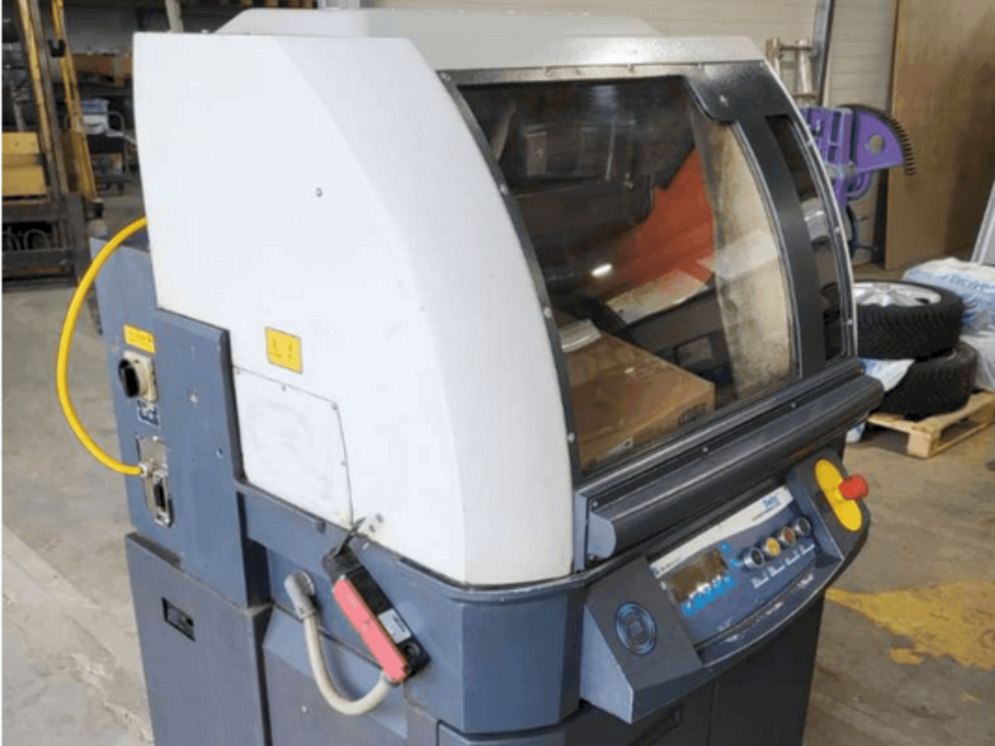 Čelní pohled na Buehler Large Delta Automatic Chop Cutter 10-1317-400 stroj