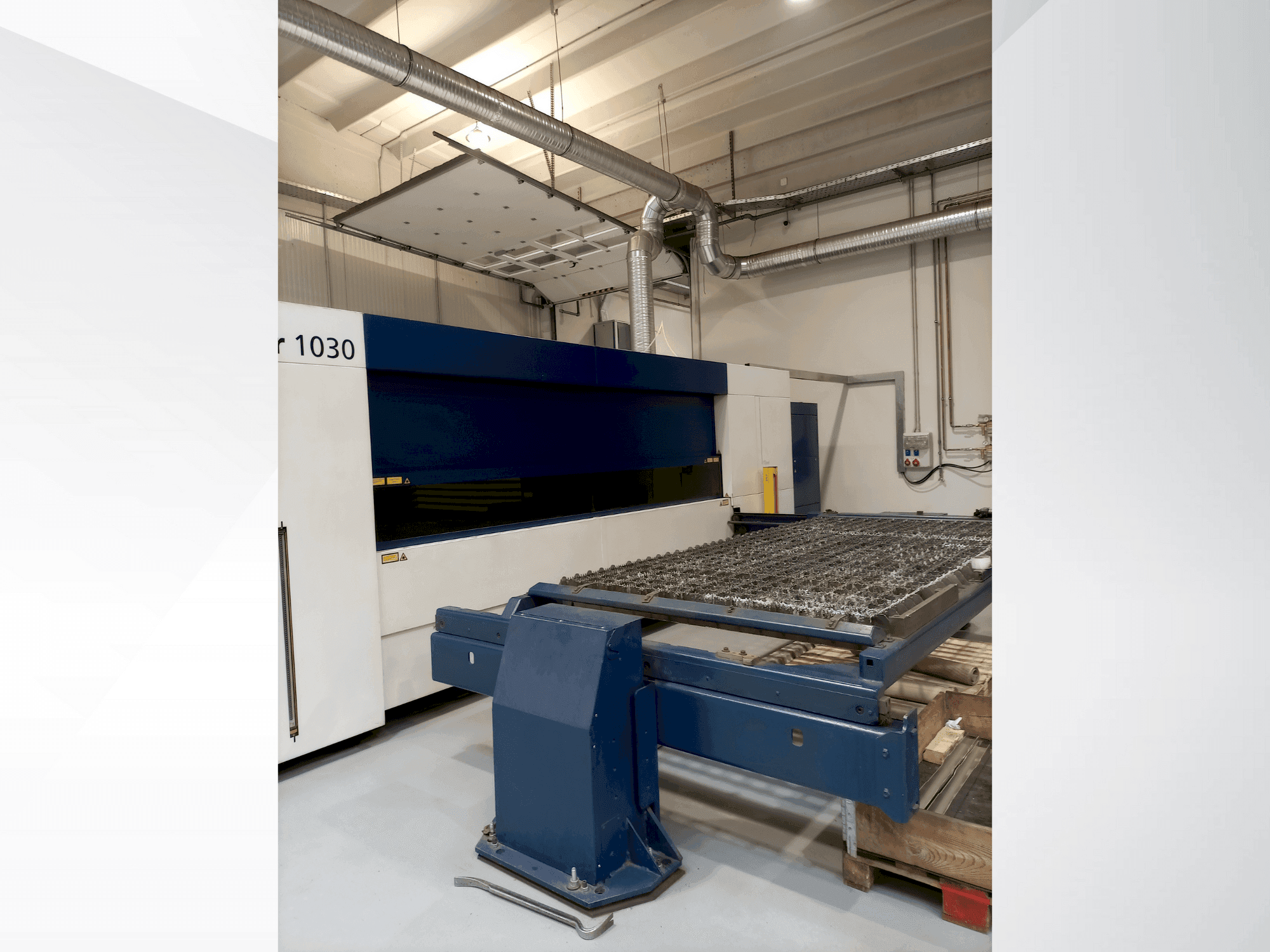Čelní pohled na TRUMPF TruLaser 1030 stroj