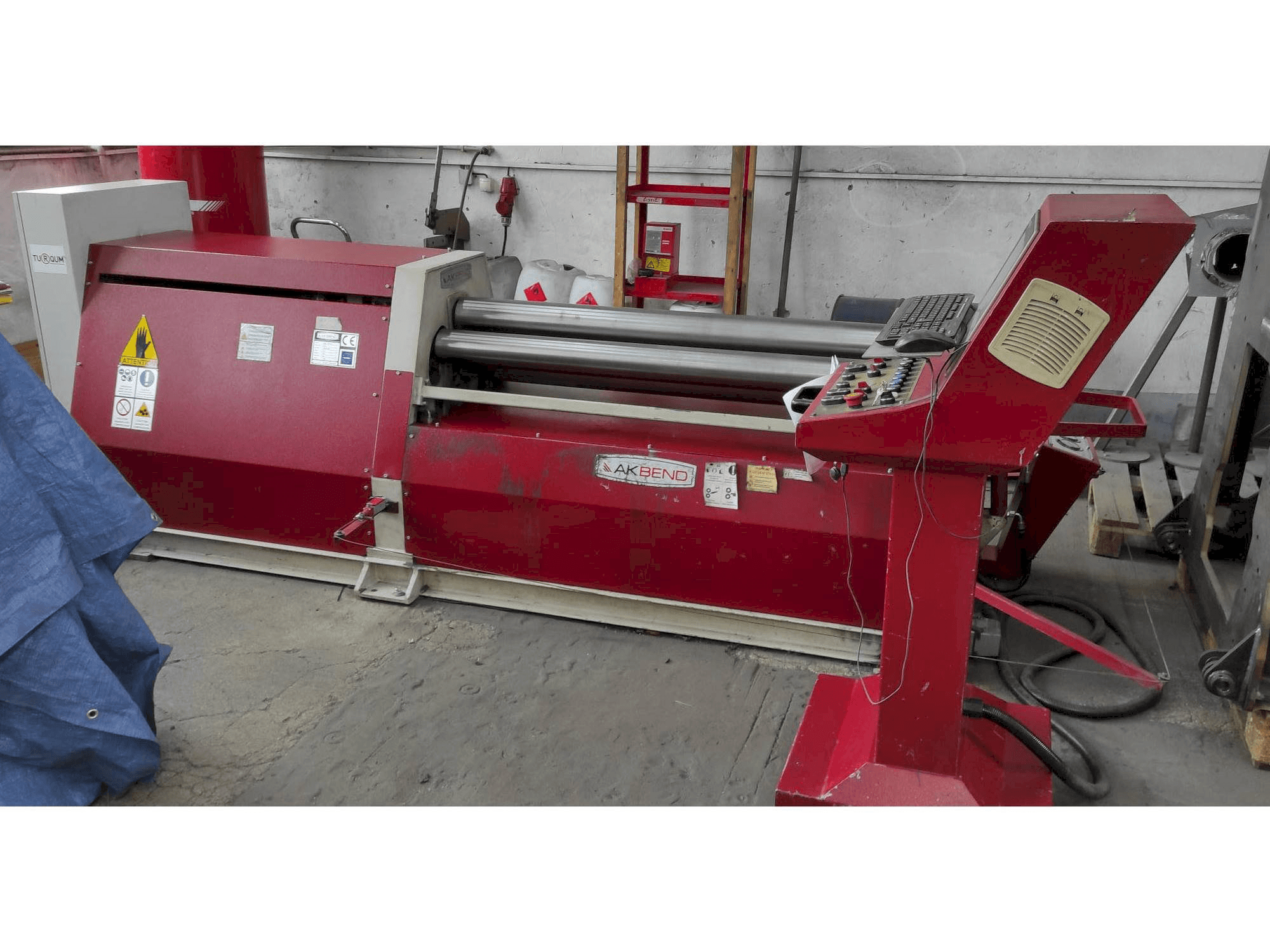 Čelní pohled na AKBEND AHS 15/4-6 stroj