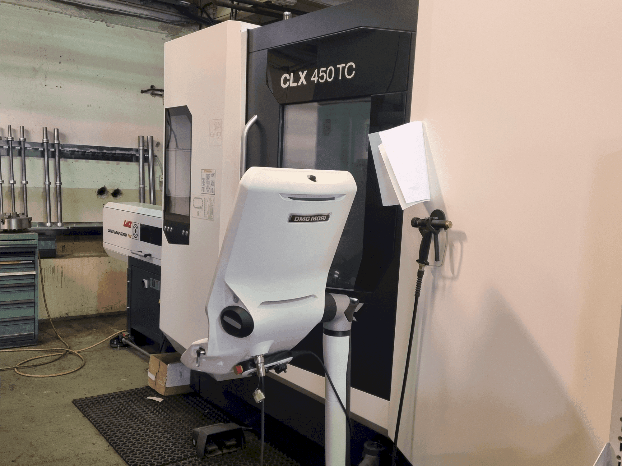 Čelní pohled na DMG MORI CLX 450 TC stroj
