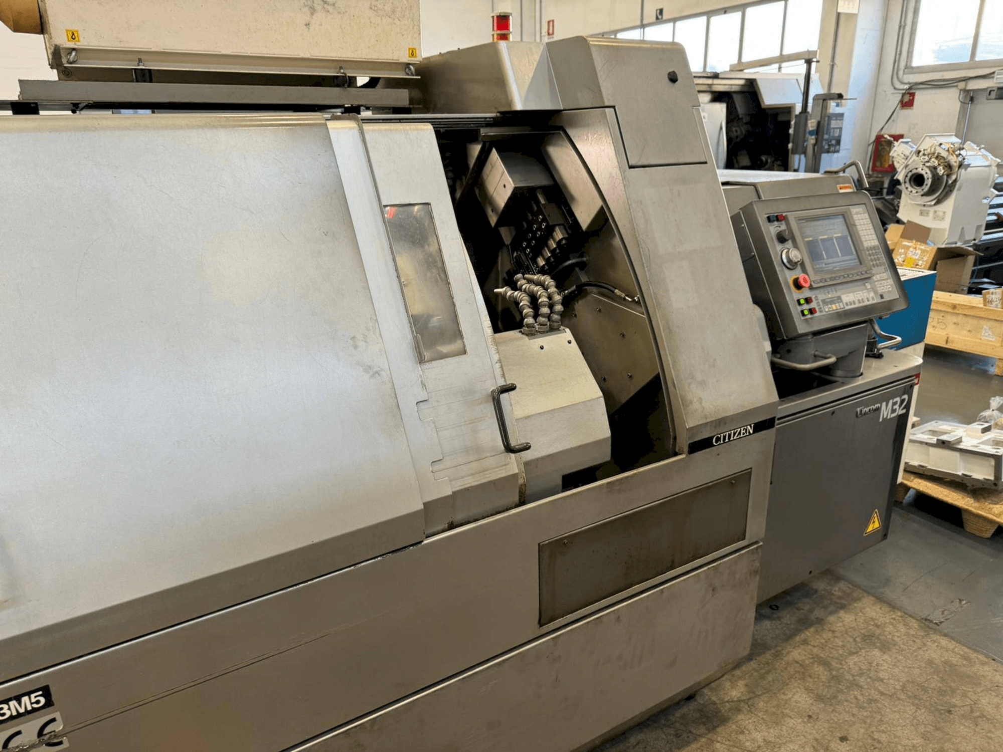 Čelní pohled na Citizen M32V stroj